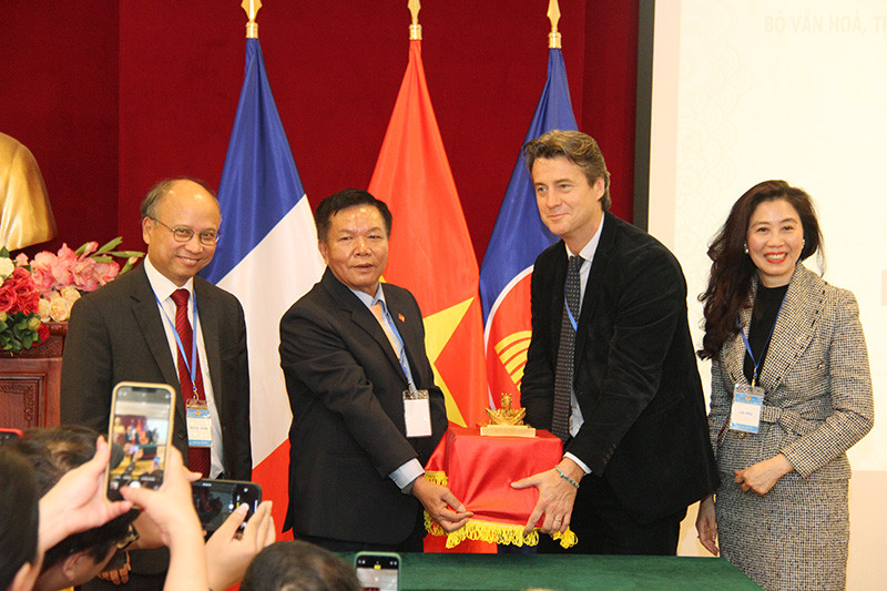 Hãng đấu giá Millon chuyển giao ấn vàng cho đại diện Việt Nam. (Ảnh: KHẢI HOÀN) Hãng đấu giá Millon chuyển giao ấn vàng cho đại diện Việt Nam. (Ảnh: KHẢI HOÀN)