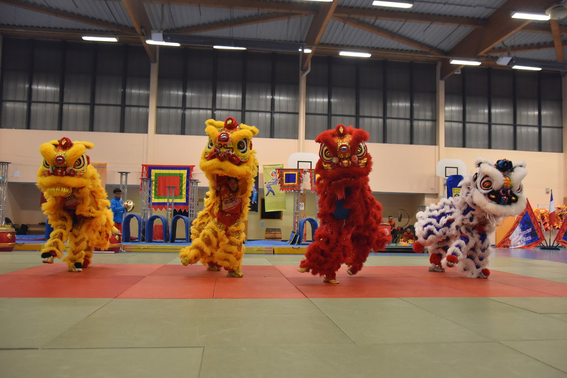 Múa lân - sư - rồng là sự kết hợp giữa nét đẹp tâm linh, võ thuật truyền thống và sự sôi động của tiếng trống, tiếng thanh la, chũm chọe. Mỗi nhịp trống lại phù hợp với từng bộ pháp lân sư khác nhau, khi thì chuyển động, lúc thì đứng yên, khi thì chồm lên cao, lúc lại nằm rạp xuống đất.