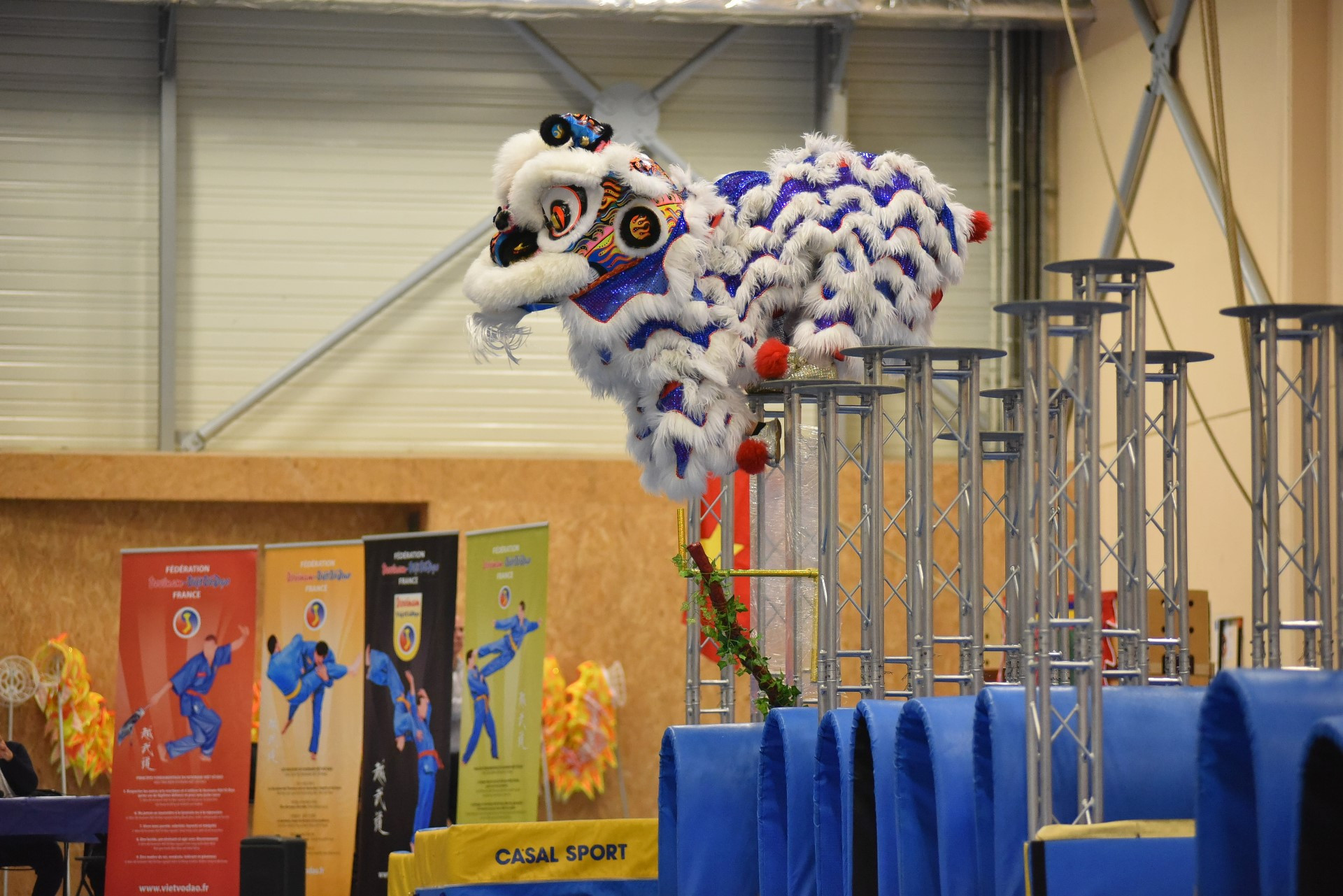 Các màn múa lân sư càng đặc biệt khó hơn với tiết mục trình diễn trên các trụ cao, rất dễ xảy ra tai nạn, nếu không được rèn luyện kỹ lưỡng, chuẩn bị tốt thể lực, tâm lý vững vàng và tập trung cao độ.