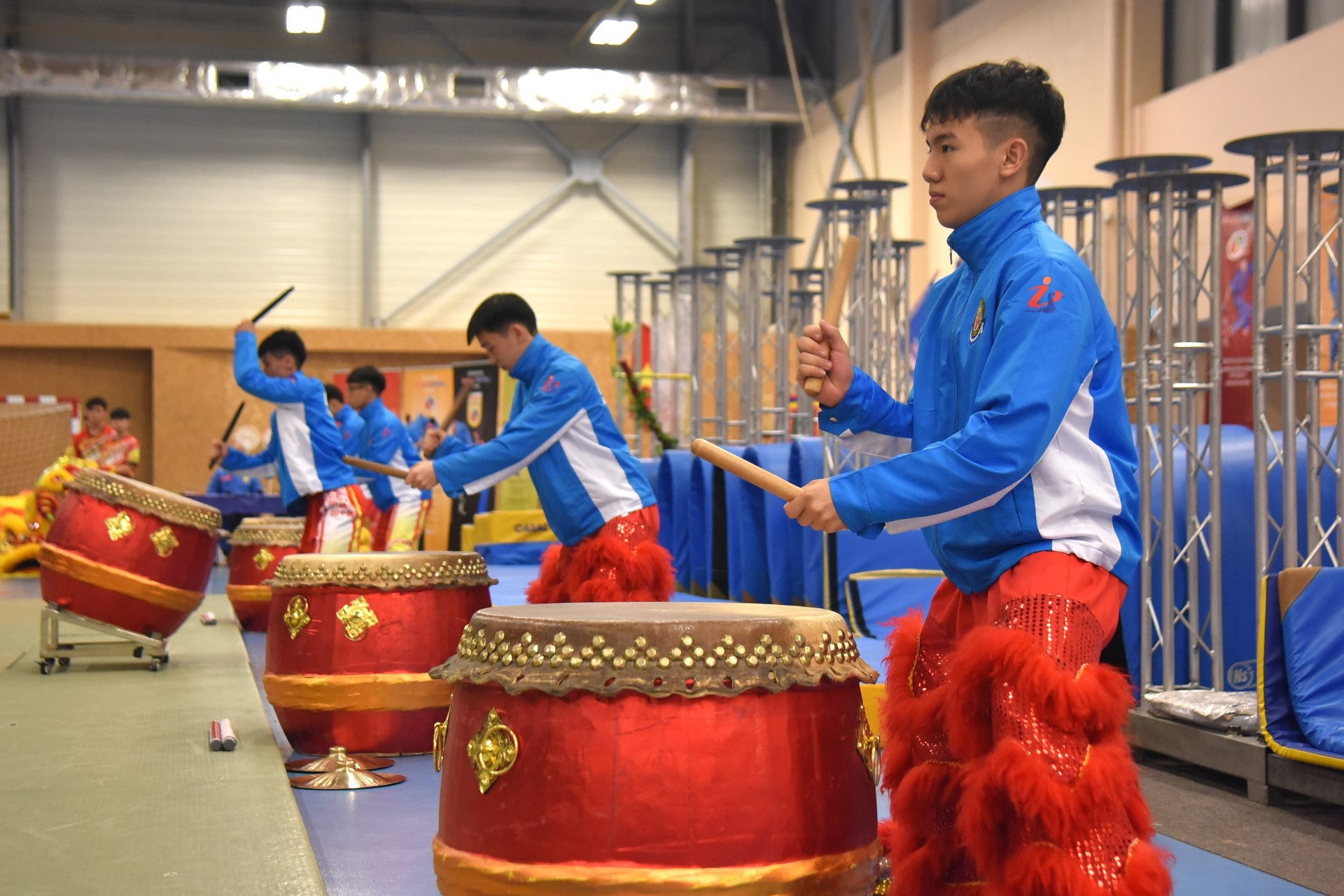 Tiếng trống, tiếng thanh loa, tiếng chũm chọe khi thì chậm rãi, lúc lại dồn dập liên hồi, kết hợp cùng các thế võ đã có thể lột tả hết sự oai phong, hùng dũng của lân - sư - rồng.