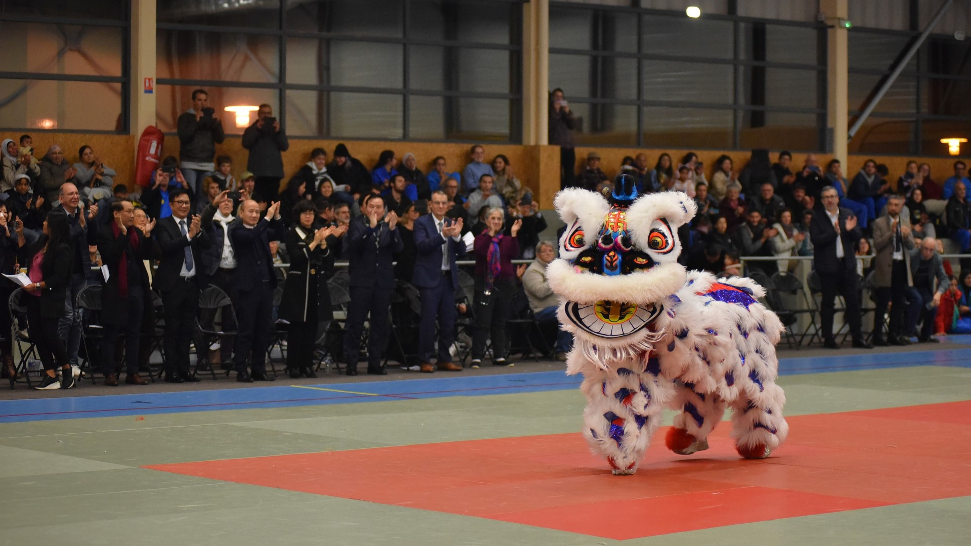 Từ một loại hình nghệ thuật dân gian kết hợp võ thuật mang đậm nét giải trí, biểu diễn lân - sư - rồng nay đã trở thành hoạt động thi đấu thể thao, khuyến khích người tập nâng cao thể chất, tầm vóc và nghị lực.