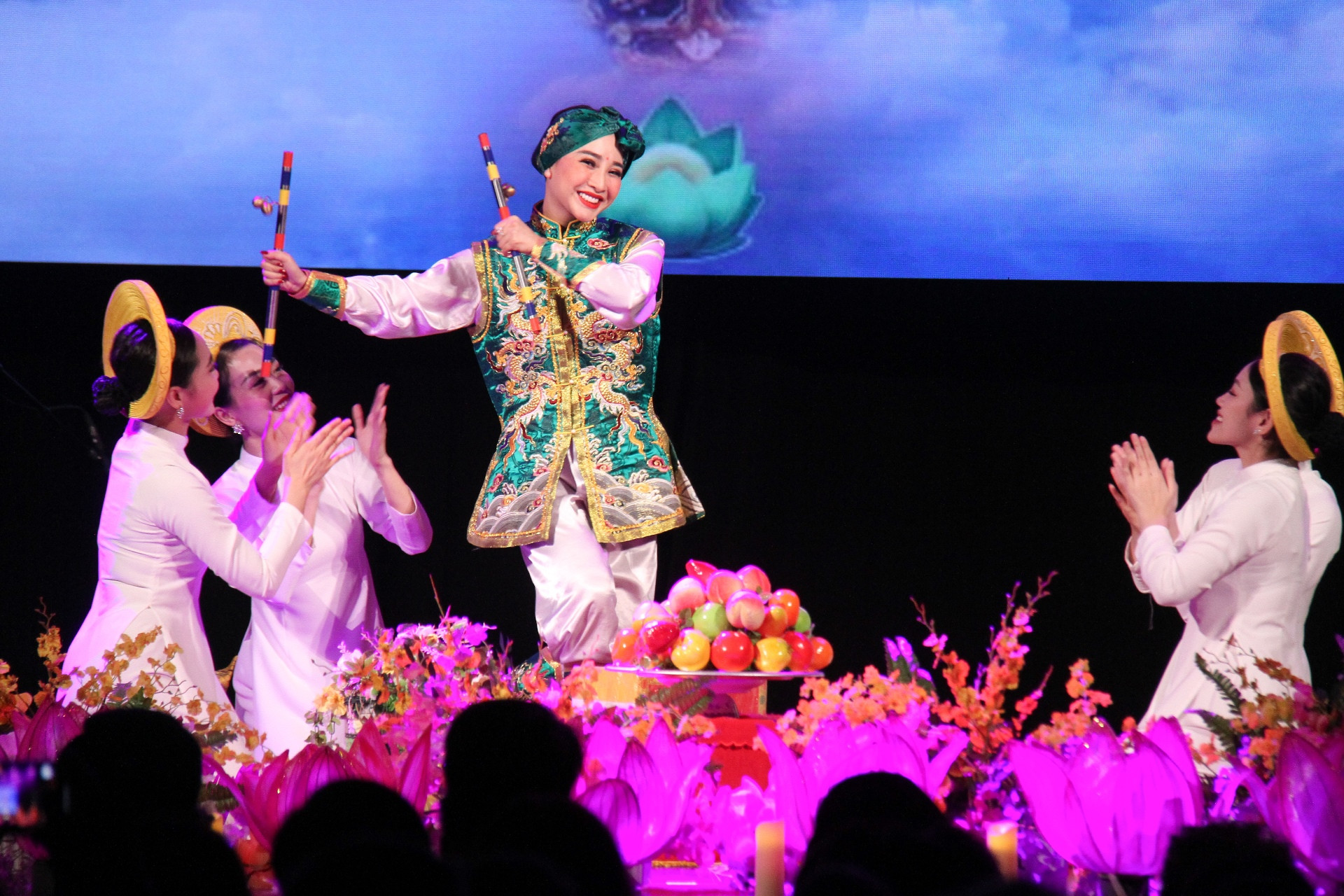 Đối với Việt Nam, văn hóa được coi là nền tảng tinh thần của xã hội, vừa là mục tiêu, vừa là sức mạnh nội sinh, động lực quan trọng để phát triển đất nước. Phát huy các giá trị văn hóa và sức mạnh của con người Việt Nam là chìa khóa để thực hiện khát vọng xây dựng một đất nước thịnh vượng. Đối với Việt Nam, văn hóa được coi là nền tảng tinh thần của xã hội, vừa là mục tiêu, vừa là sức mạnh nội sinh, động lực quan trọng để phát triển đất nước. Phát huy các giá trị văn hóa và sức mạnh của con người Việt Nam là chìa khóa để thực hiện khát vọng xây dựng một đất nước thịnh vượng.