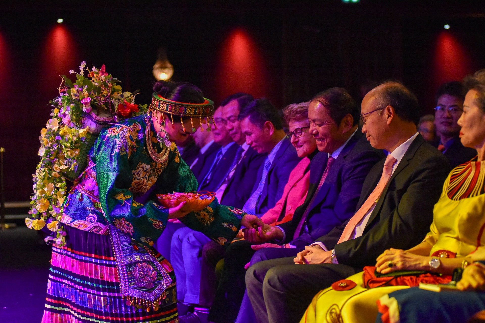 Việt Nam thực hiện đường lối phát triển hài hòa, đó là phát triển kinh tế không phải là mục đích mà là phương tiện để đạt được các mục tiêu về chính trị, văn hóa, xã hội, con người... Và chính sự lựa chọn phát triển hài hòa và hòa bình như vậy là điều kiện thuận lợi để Việt Nam quảng bá những giá trị phong phú và đặc sắc, trong đó có văn hóa, qua đó góp phần củng cố quan hệ giữa hai nước. Việt Nam thực hiện đường lối phát triển hài hòa, đó là phát triển kinh tế không phải là mục đích mà là phương tiện để đạt được các mục tiêu về chính trị, văn hóa, xã hội, con người... Và chính sự lựa chọn phát triển hài hòa và hòa bình như vậy là điều kiện thuận lợi để Việt Nam quảng bá những giá trị phong phú và đặc sắc, trong đó có văn hóa, qua đó góp phần củng cố quan hệ giữa hai nước.