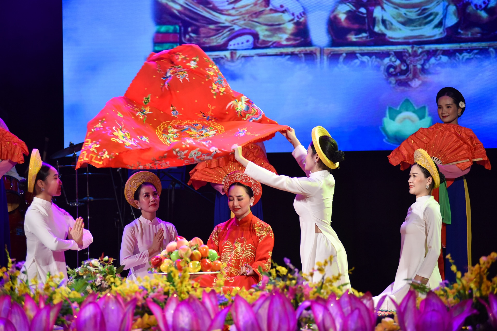 Diễn xướng hầu đồng (Thực hành tín ngưỡng thờ Mẫu Tam phủ của người Việt), được UNESCO công nhận là di sản văn hóa phi vật thể nhân loại năm 2016. Diễn xướng hầu đồng (Thực hành tín ngưỡng thờ Mẫu Tam phủ của người Việt), được UNESCO công nhận là di sản văn hóa phi vật thể nhân loại năm 2016.