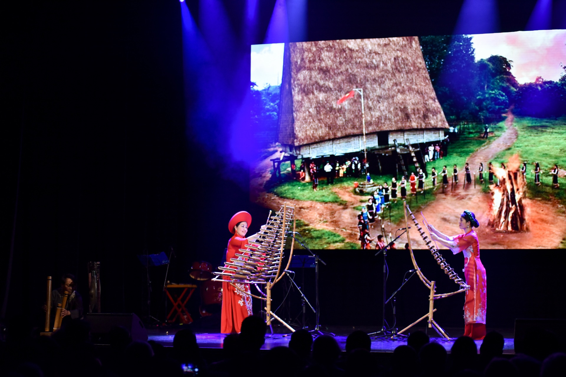Thượng nghị sĩ Jérémy Bacchi tin tưởng rằng nước Pháp và nhân dân Pháp cũng có nhiều điều để tiếp thu từ văn hóa Việt Nam, như chủ nghĩa anh hùng xuyên suốt lịch sử của dân tộc Việt Nam, cũng như sự lạc quan của nhân dân Việt Nam. Thượng nghị sĩ Jérémy Bacchi tin tưởng rằng nước Pháp và nhân dân Pháp cũng có nhiều điều để tiếp thu từ văn hóa Việt Nam, như chủ nghĩa anh hùng xuyên suốt lịch sử của dân tộc Việt Nam, cũng như sự lạc quan của nhân dân Việt Nam.