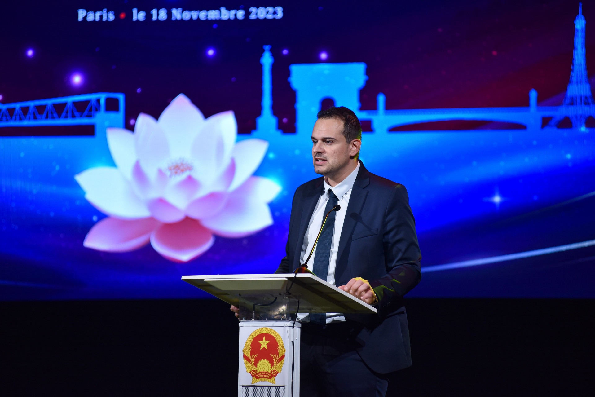 Đề cập đến những dấu mốc quan trọng trong quan hệ giữa Pháp và Việt Nam, ông Jérémy Bacchi, tham dự với vai trò là Thượng nghị sĩ và đại diện Đảng Cộng sản Pháp (PCF), nhấn mạnh : Chỉ trong 50 năm qua, Việt Nam đã vươn lên mạnh mẽ từ một đất nước bị tàn phá nặng nề do chiến tranh để trở thành một tấm gương, nguồn cảm hứng và hy vọng không chỉ về tinh thần yêu nước bất khuất trên con đường đi đến độc lập mà cả những thành tựu rất đáng tự hào như sự phát triển kinh tế ngoạn mục và kết quả to lớn về tiến bộ xã hội và phát triển con người. Đề cập đến những dấu mốc quan trọng trong quan hệ giữa Pháp và Việt Nam, ông Jérémy Bacchi, tham dự với vai trò là Thượng nghị sĩ và đại diện Đảng Cộng sản Pháp (PCF), nhấn mạnh : Chỉ trong 50 năm qua, Việt Nam đã vươn lên mạnh mẽ từ một đất nước bị tàn phá nặng nề do chiến tranh để trở thành một tấm gương, nguồn cảm hứng và hy vọng không chỉ về tinh thần yêu nước bất khuất trên con đường đi đến độc lập mà cả những thành tựu rất đáng tự hào như sự phát triển kinh tế ngoạn mục và kết quả to lớn về tiến bộ xã hội và phát triển con người.