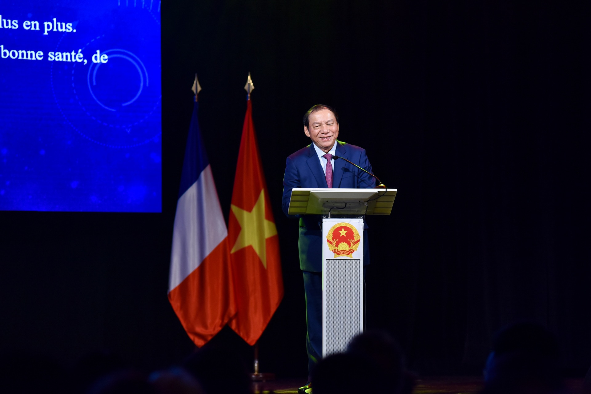 Mở đầu bài phát biểu, Bộ trưởng Nguyễn Văn Hùng nói: Hai nước đã nỗ lực xây dựng mối quan hệ chính trị tin cậy thể hiện qua các chuyến thăm của các nhà lãnh đạo cấp cao giữa hai nước. Gần đây nhất là cuộc điện đàm giữa Tổng Bí thư Nguyễn Phú Trọng và Tổng thống Pháp Emmanuel Macron, khẳng định sự coi trọng quan hệ đối tác chiến lược và mong muốn tăng cường hợp tác hơn nữa trên tất cả các lĩnh vực. Mở đầu bài phát biểu, Bộ trưởng Nguyễn Văn Hùng nói: Hai nước đã nỗ lực xây dựng mối quan hệ chính trị tin cậy thể hiện qua các chuyến thăm của các nhà lãnh đạo cấp cao giữa hai nước. Gần đây nhất là cuộc điện đàm giữa Tổng Bí thư Nguyễn Phú Trọng và Tổng thống Pháp Emmanuel Macron, khẳng định sự coi trọng quan hệ đối tác chiến lược và mong muốn tăng cường hợp tác hơn nữa trên tất cả các lĩnh vực.