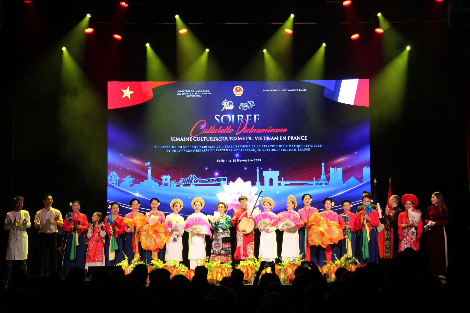 Các tiết mục nghệ thuật mang dấu ấn của những nét văn hóa đặc trưng tại các vùng miền của Việt Nam đã để lại nhiều cung bậc cảm xúc cho khán giả. Các tiết mục nghệ thuật mang dấu ấn của những nét văn hóa đặc trưng tại các vùng miền của Việt Nam đã để lại nhiều cung bậc cảm xúc cho khán giả.