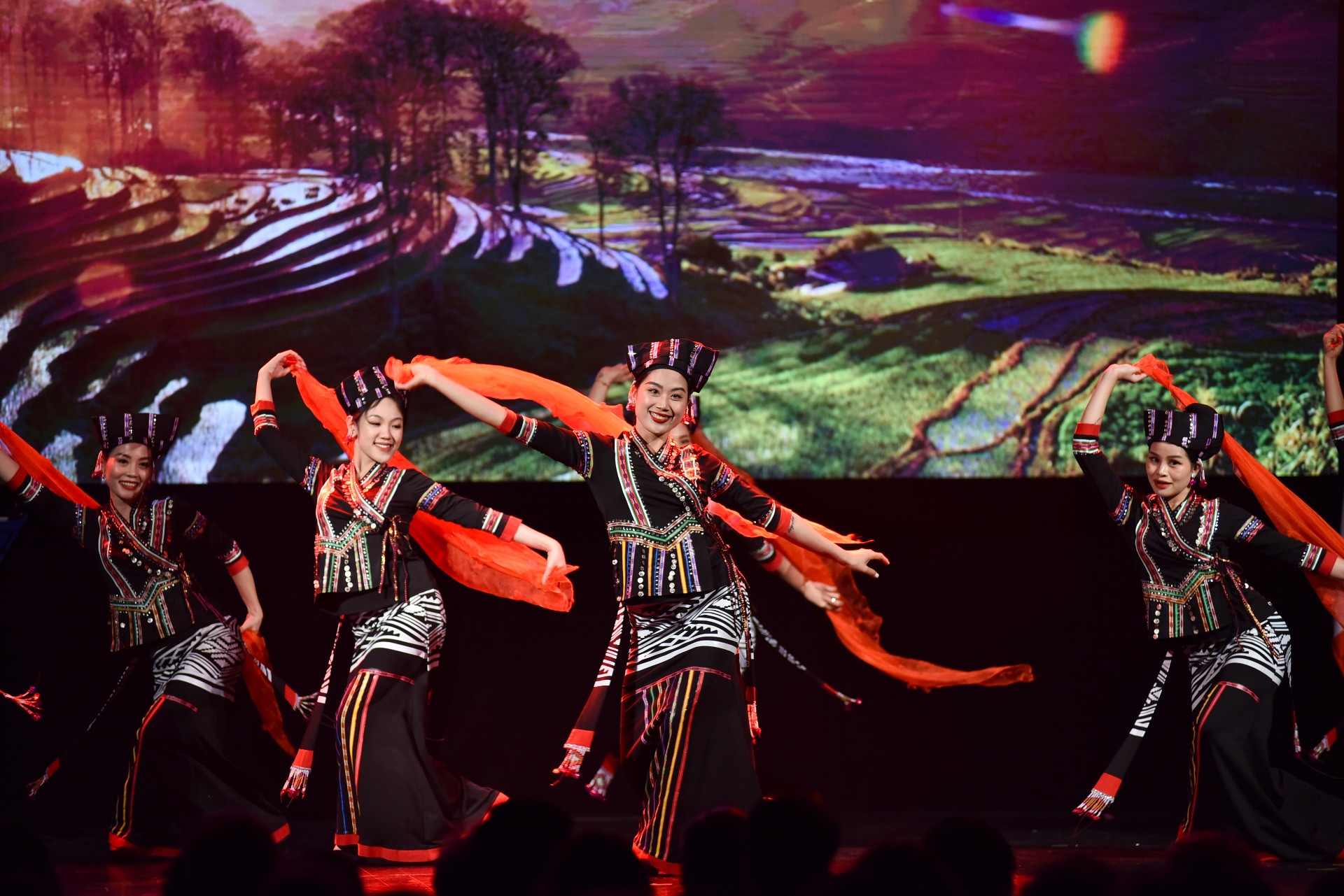 Những hoạt động trong thời gian qua phản ánh mối quan hệ hợp tác chặt chẽ giữa hai nước, những tình cảm gắn bó của nhân dân hai nước, đồng thời cũng là những hoạt động giúp cho các đối tác hai bên cùng trao đổi và suy ngẫm để làm cho quan hệ hợp tác và hữu nghị giữa hai nước ngày càng hiệu quả, sâu sắc bền chặt hơn trong thời gian tới. Những hoạt động trong thời gian qua phản ánh mối quan hệ hợp tác chặt chẽ giữa hai nước, những tình cảm gắn bó của nhân dân hai nước, đồng thời cũng là những hoạt động giúp cho các đối tác hai bên cùng trao đổi và suy ngẫm để làm cho quan hệ hợp tác và hữu nghị giữa hai nước ngày càng hiệu quả, sâu sắc bền chặt hơn trong thời gian tới.