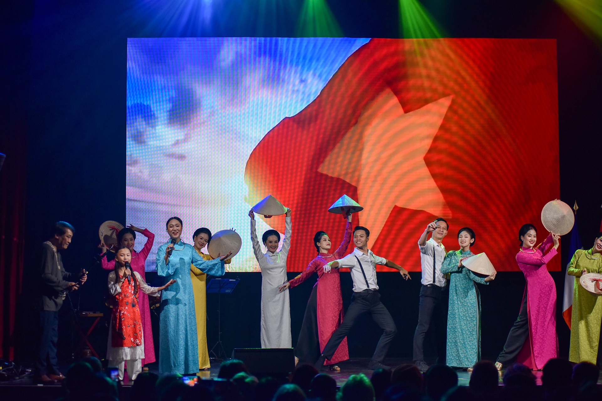 Chương trình tiếp tục với phần trình diễn của nghệ sĩ thuộc Nhà hát Ca Múa Nhạc dân gian Việt Bắc và Trung tâm Văn hóa Việt Nam tại Pháp, giới thiệu những nét văn hóa đa dạng, sinh động, đầy màu sắc của đất nước và con người Việt Nam. Chương trình tiếp tục với phần trình diễn của nghệ sĩ thuộc Nhà hát Ca Múa Nhạc dân gian Việt Bắc và Trung tâm Văn hóa Việt Nam tại Pháp, giới thiệu những nét văn hóa đa dạng, sinh động, đầy màu sắc của đất nước và con người Việt Nam.