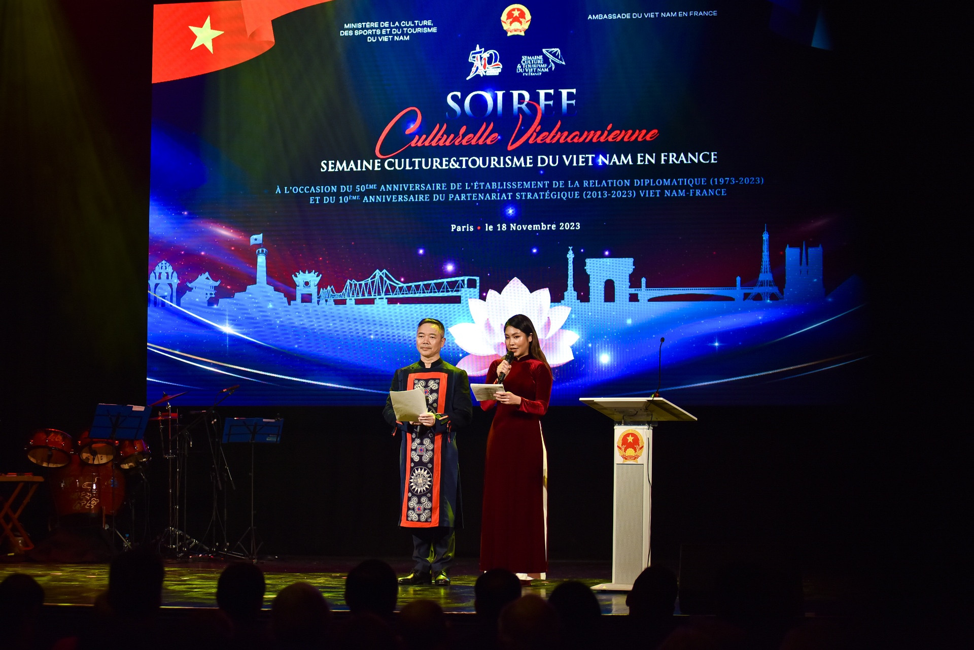 Tham dự chương trình, do Bộ Văn hóa, Thể thao và Du lịch Việt Nam phối hợp với Đại sứ quán Việt Nam tại Pháp tổ chức, có Bộ trưởng Văn hoá, Thể thao và Du lịch Nguyễn Văn Hùng; Thượng nghị sĩ Jérémy Bacchi, Phó Chủ tịch Ủy ban Văn hóa, Giáo dục và Truyền thông tại Thượng viện Pháp; Đại sứ đặc mệnh toàn quyền Việt Nam tại Pháp Đinh Toàn Thắng, Đại sứ - Trưởng Phái đoàn thường trực Việt Nam bên cạnh UNESCO Lê Thị Hồng Vân; đại diện các cơ quan, đoàn thể chính trị Pháp, các hội hữu nghị và hợp tác với Việt Nam cùng đông đảo kiều bào, bạn bè Pháp và quốc tế. Tham dự chương trình, do Bộ Văn hóa, Thể thao và Du lịch Việt Nam phối hợp với Đại sứ quán Việt Nam tại Pháp tổ chức, có Bộ trưởng Văn hoá, Thể thao và Du lịch Nguyễn Văn Hùng; Thượng nghị sĩ Jérémy Bacchi, Phó Chủ tịch Ủy ban Văn hóa, Giáo dục và Truyền thông tại Thượng viện Pháp; Đại sứ đặc mệnh toàn quyền Việt Nam tại Pháp Đinh Toàn Thắng, Đại sứ - Trưởng Phái đoàn thường trực Việt Nam bên cạnh UNESCO Lê Thị Hồng Vân; đại diện các cơ quan, đoàn thể chính trị Pháp, các hội hữu nghị và hợp tác với Việt Nam cùng đông đảo kiều bào, bạn bè Pháp và quốc tế.