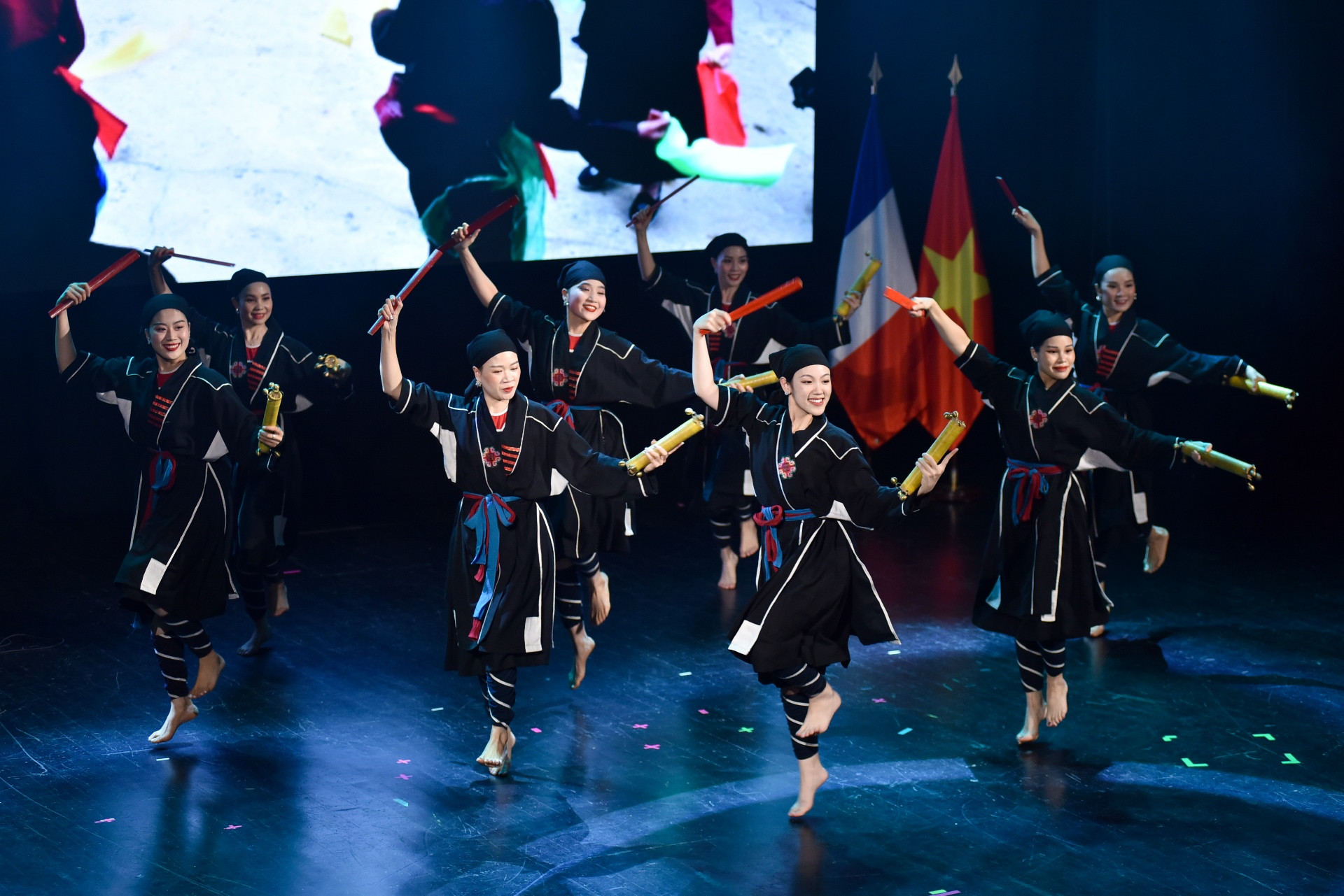 “Việt Nam luôn biết cách gọi mời bạn bè quốc tế để hiểu biết hơn về đất nước cũng như con người Việt Nam, và để cùng thế giới chung tay hành động vì những mục tiêu quốc tế đầy tham vọng”, Thượng nghị sĩ chia sẻ. “Việt Nam luôn biết cách gọi mời bạn bè quốc tế để hiểu biết hơn về đất nước cũng như con người Việt Nam, và để cùng thế giới chung tay hành động vì những mục tiêu quốc tế đầy tham vọng”, Thượng nghị sĩ chia sẻ.