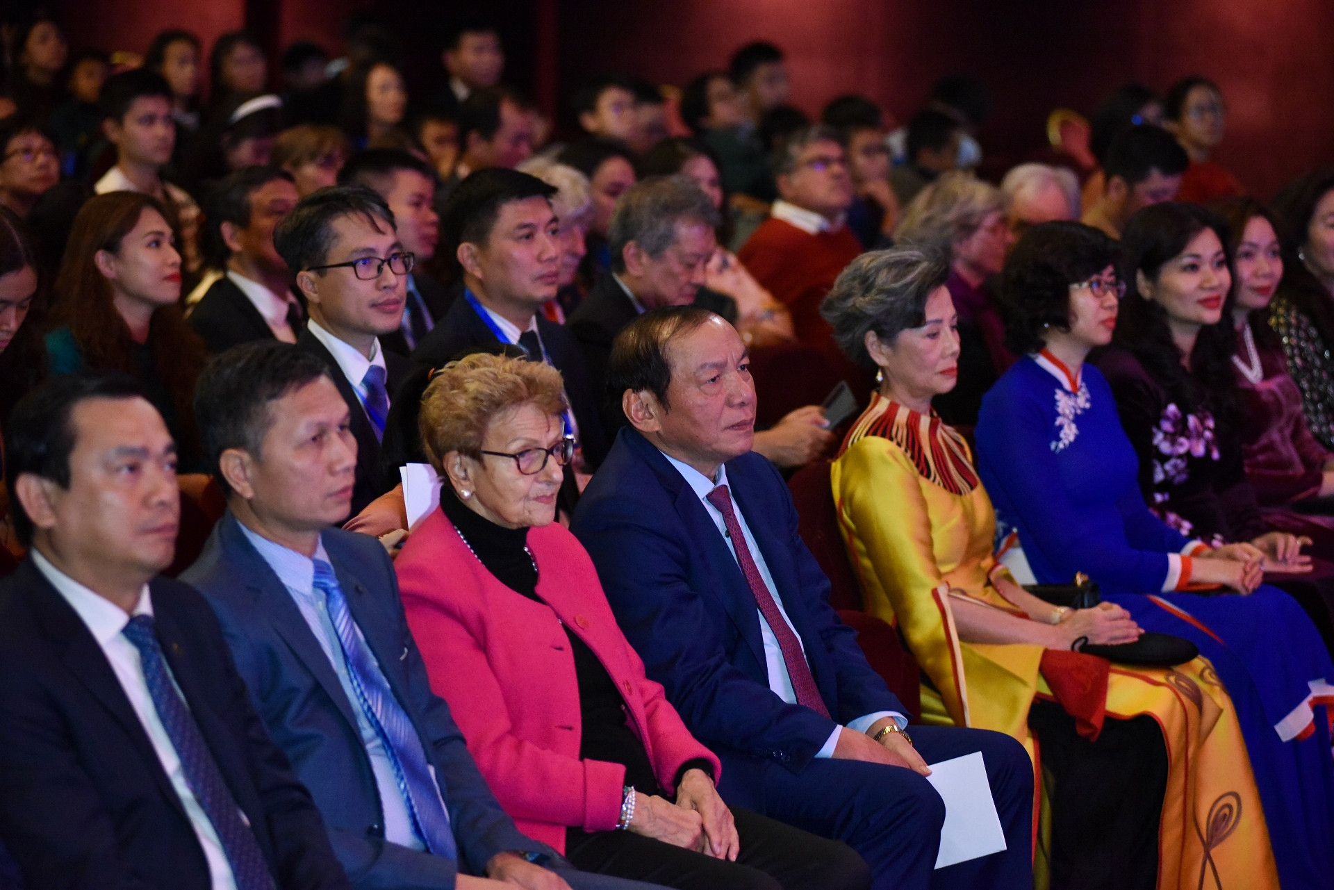 Theo Đại sứ Đinh Toàn Thắng, những kết quả của quan hệ song phương giữa Việt Nam và Pháp trong 50 năm qua là cơ sở vững chắc để hai nước tiếp tục tăng cường mối quan hệ gắn bó vì lợi ích của cả hai nước và vì lợi ích của nhân dân hai nước. Theo Đại sứ Đinh Toàn Thắng, những kết quả của quan hệ song phương giữa Việt Nam và Pháp trong 50 năm qua là cơ sở vững chắc để hai nước tiếp tục tăng cường mối quan hệ gắn bó vì lợi ích của cả hai nước và vì lợi ích của nhân dân hai nước.