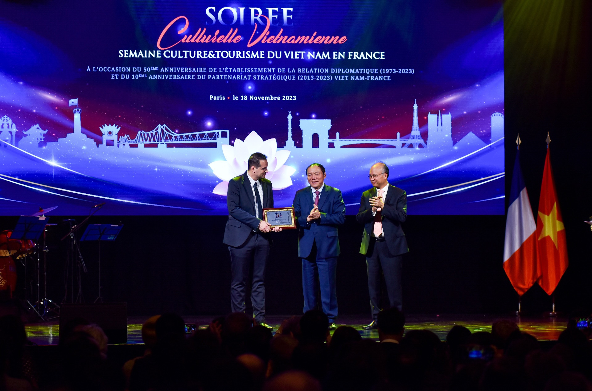 Theo Bộ trưởng Nguyễn Văn Hùng, sự đồng cảm về văn hóa và giao lưu nhân dân luôn là sợi dây kết nối giữa hai dân tộc, tạo nên sự phong phú, đa dạng, sôi nổi trong hợp tác trên lĩnh vực văn hóa, thể thao và du lịch giữa hai nước. Chính vì vậy “văn hóa sẻ chia” đã được hai bên thống nhất lựa chọn là chủ đề của năm kỷ niệm 50 năm quan hệ ngoại giao. Các dự án hợp tác về bảo tồn di sản, thư viện, nghệ thuật biểu diễn, điện ảnh..., mang lại hiệu quả thực chất, khiến người dân hai nước có được sự hiểu biết sâu sắc hơn, tình hữu nghị ngày càng bền chặt hơn. Theo Bộ trưởng Nguyễn Văn Hùng, sự đồng cảm về văn hóa và giao lưu nhân dân luôn là sợi dây kết nối giữa hai dân tộc, tạo nên sự phong phú, đa dạng, sôi nổi trong hợp tác trên lĩnh vực văn hóa, thể thao và du lịch giữa hai nước. Chính vì vậy “văn hóa sẻ chia” đã được hai bên thống nhất lựa chọn là chủ đề của năm kỷ niệm 50 năm quan hệ ngoại giao. Các dự án hợp tác về bảo tồn di sản, thư viện, nghệ thuật biểu diễn, điện ảnh..., mang lại hiệu quả thực chất, khiến người dân hai nước có được sự hiểu biết sâu sắc hơn, tình hữu nghị ngày càng bền chặt hơn.