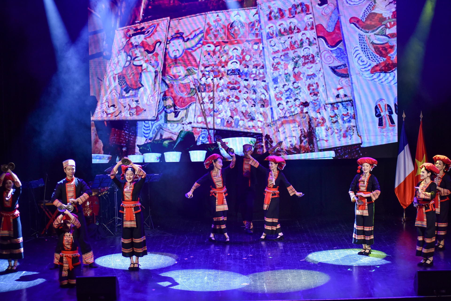 “Đêm Văn hóa Việt Nam” tại Nhà hát Trianon ở Paris là món quà tinh thần rất ý nghĩa để khép lại năm kỷ niệm 50 năm quan hệ ngoại giao và 10 năm đối tác chiến lược giữa hai nước, để tiến về phía trước với niềm tin vững chắc về những bước phát triển sâu sắc hơn trong quan hệ hợp tác và hữu nghị Việt Nam-Pháp. “Đêm Văn hóa Việt Nam” tại Nhà hát Trianon ở Paris là món quà tinh thần rất ý nghĩa để khép lại năm kỷ niệm 50 năm quan hệ ngoại giao và 10 năm đối tác chiến lược giữa hai nước, để tiến về phía trước với niềm tin vững chắc về những bước phát triển sâu sắc hơn trong quan hệ hợp tác và hữu nghị Việt Nam-Pháp.