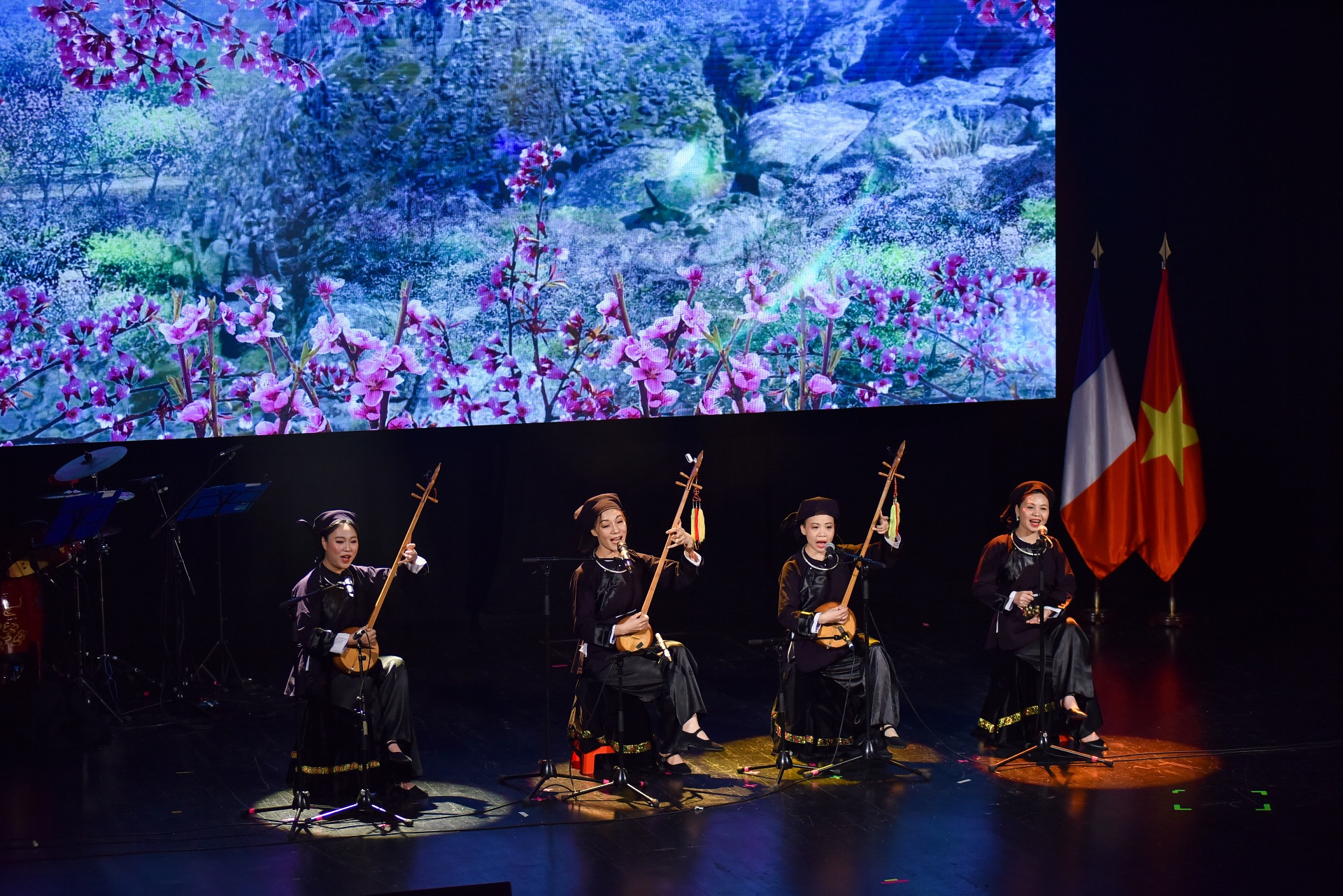 Chia sẻ với phóng viên Báo Nhân Dân về một năm sôi động kỷ niệm 50 năm thiết lập quan hệ ngoại giao và 10 năm đối tác chiến lược Việt Nam-Pháp, Đại sứ Đinh Toàn Thắng đánh giá: Chúng ta đã có hàng loạt hoạt động trên tất cả các lĩnh vực, không chỉ giao lưu văn hóa-nghệ thuật, mà còn về trao đổi các chuyến thăm của các nhà lãnh đạo, của các bộ trưởng. Nhiều cuộc hội thảo ở những chuyên đề khác nhau về khoa học, đào tạo, nông nghiệp, giao thông vận tải, giáo dục-đào tạo, y tế đã được tổ chức với sự tham gia tích cực của hai bên. Chia sẻ với phóng viên Báo Nhân Dân về một năm sôi động kỷ niệm 50 năm thiết lập quan hệ ngoại giao và 10 năm đối tác chiến lược Việt Nam-Pháp, Đại sứ Đinh Toàn Thắng đánh giá: Chúng ta đã có hàng loạt hoạt động trên tất cả các lĩnh vực, không chỉ giao lưu văn hóa-nghệ thuật, mà còn về trao đổi các chuyến thăm của các nhà lãnh đạo, của các bộ trưởng. Nhiều cuộc hội thảo ở những chuyên đề khác nhau về khoa học, đào tạo, nông nghiệp, giao thông vận tải, giáo dục-đào tạo, y tế đã được tổ chức với sự tham gia tích cực của hai bên.