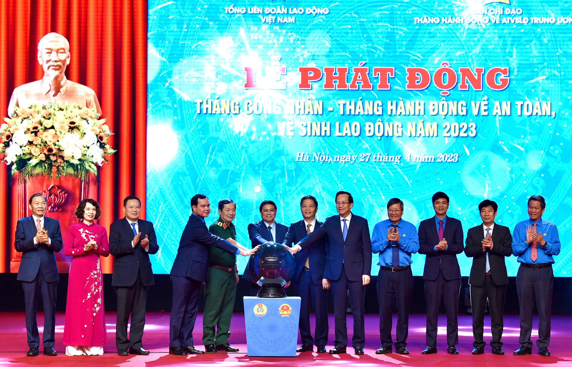 Thủ tướng Phạm Minh Chính cùng các đại biểu thực hiện nghi thức phát động Tháng Công nhân và Tháng hành động về an toàn, vệ sinh lao động năm 2023. (Ảnh: Trần Hải)