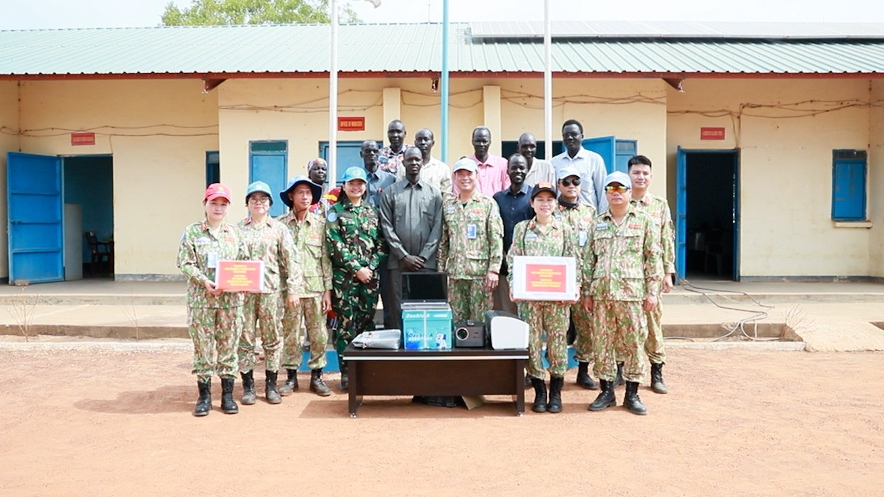 Lãnh đạo Bộ Giáo dục đón nhận quà tặng từ cán bộ, nhân viên Đội Công binh số 3.