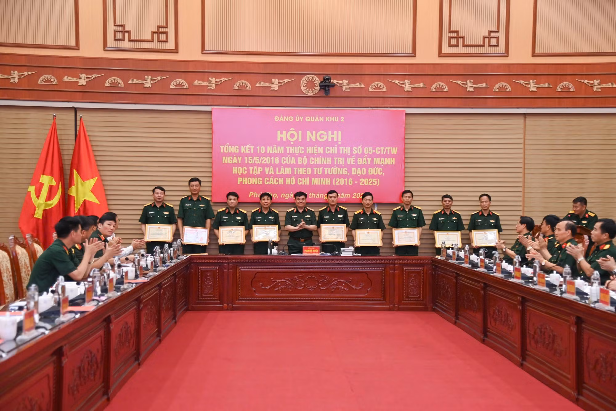 Quân khu 2 đã trao tặng Bằng khen cho 5 tập thể, 16 cá nhân và Giấy khen cho 14 tập thể và 14 cá nhân.