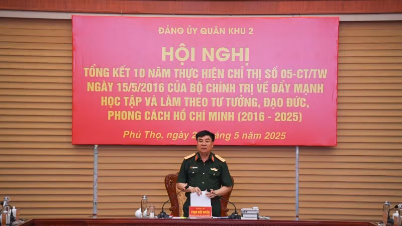 Trung tướng Phạm Đức Duyên, Bí thư Đảng uỷ, Chính uỷ Quân khu 2 phát biểu tại hội nghị.