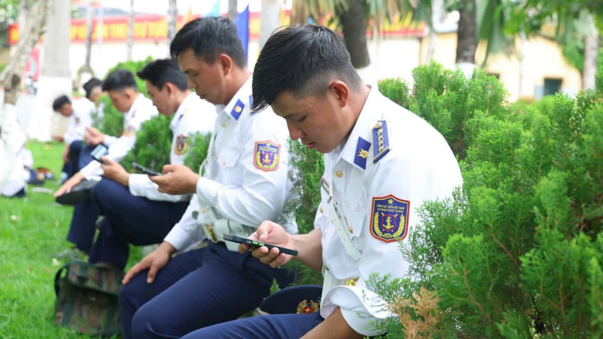 Tranh thủ gọi điện cho gia đình để tiếp thêm sức mạnh những giờ luyện tập.