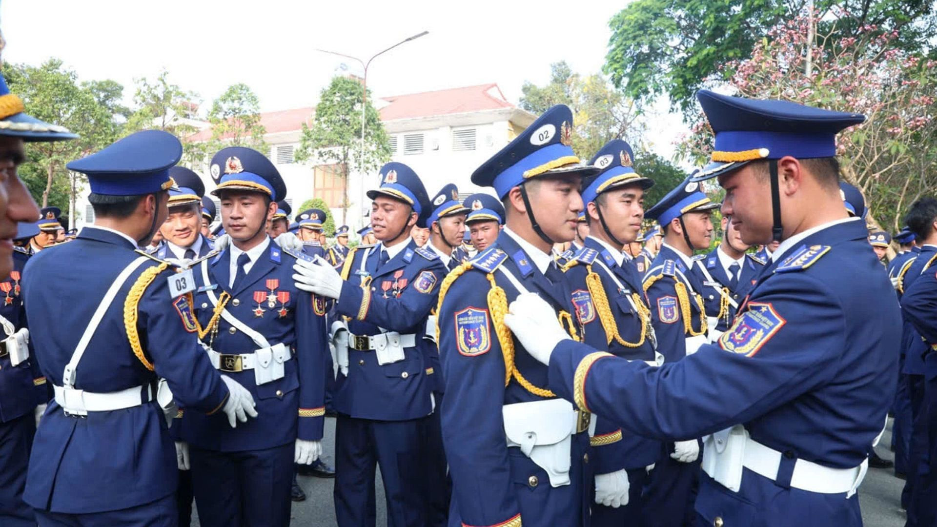 Các chiến sĩ giúp nhau chỉnh trang quân phục, tác phong trước giờ luyện tập.