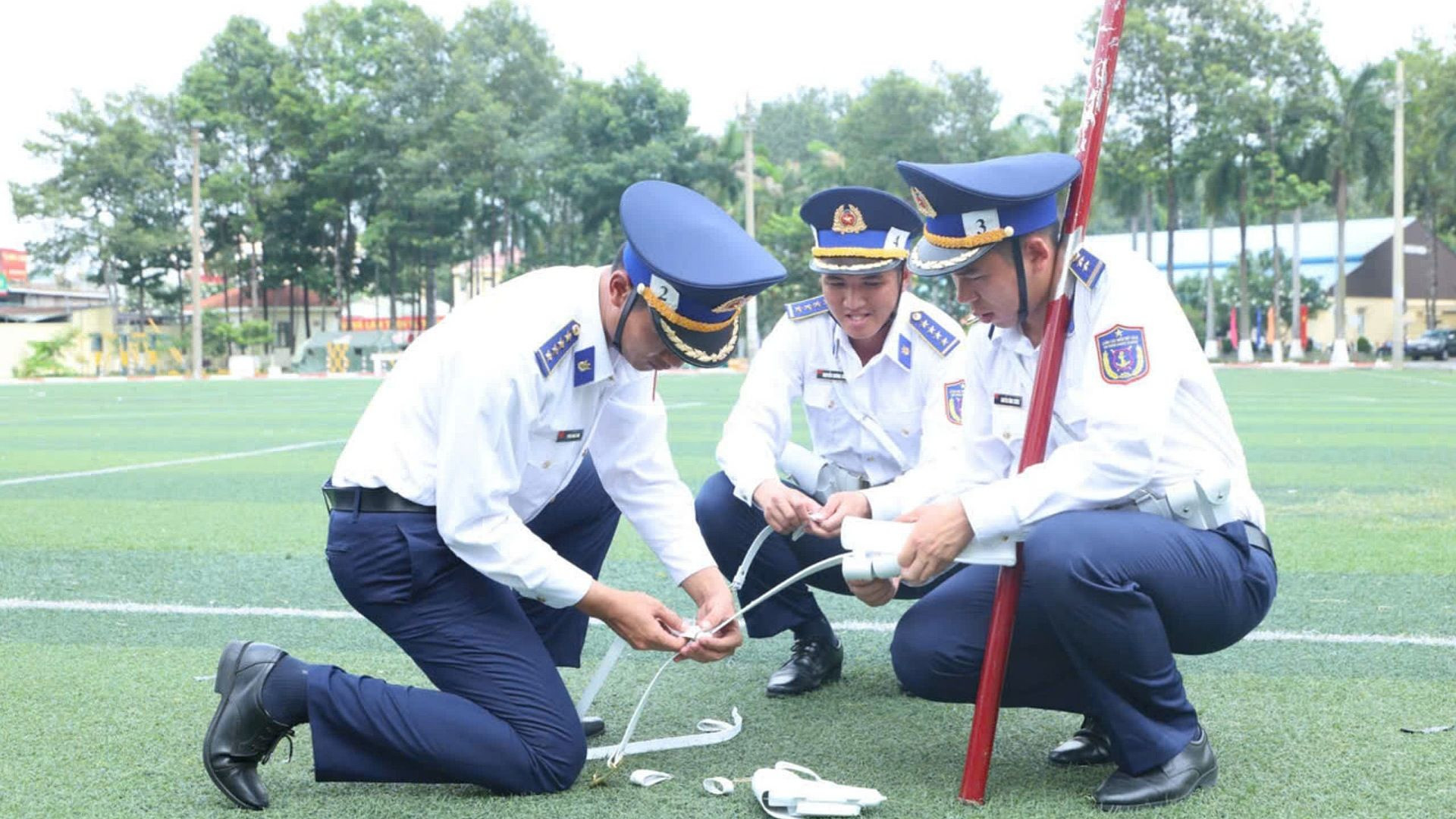 Chuẩn bị trang thiết bị trước giờ luyện tập.