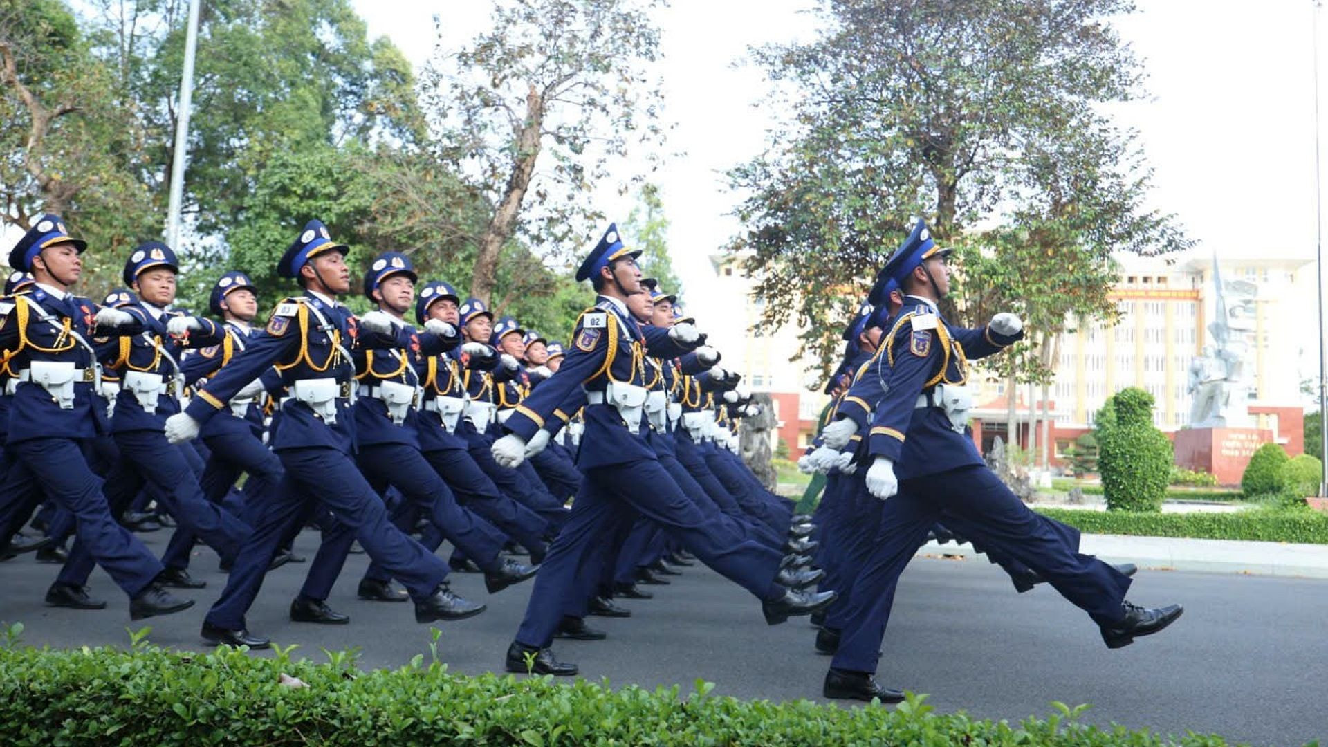Những bước chân mạnh mẽ, hào hùng của khối đi Cảnh sát biển Việt Nam.