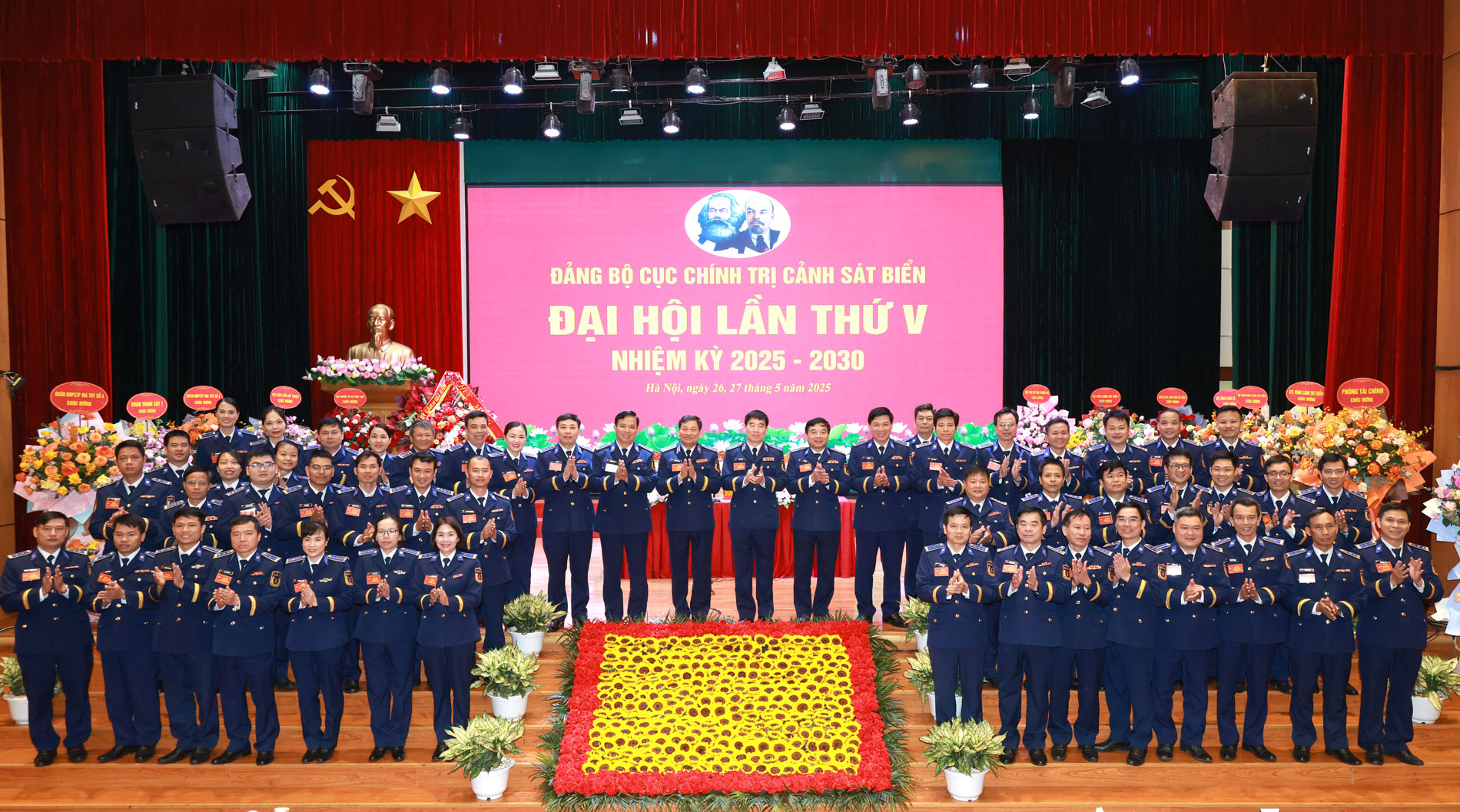 Các đại biểu chụp ảnh lưu niệm.