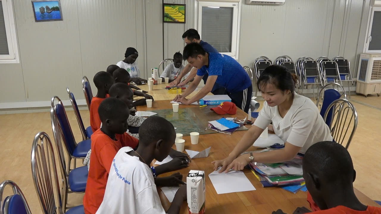 Hướng dẫn các cháu làm đồ chơi... Hướng dẫn các cháu làm đồ chơi...