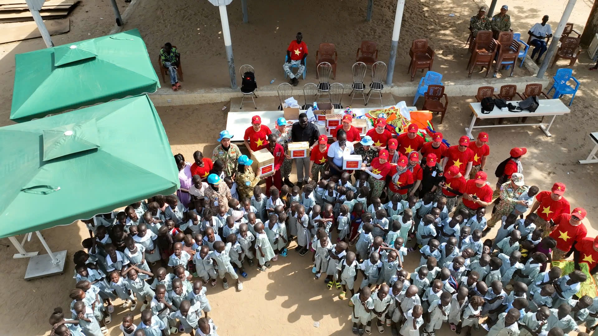 Trẻ em Abyei quây quần vui Tết Thiếu nhi với bộ đội Việt Nam. Trẻ em Abyei quây quần vui Tết Thiếu nhi với bộ đội Việt Nam.