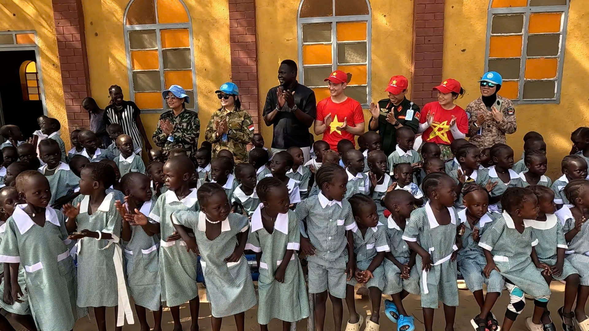 Đội Công binh số 3 và đại diện địa phương vui cùng các cháu thiếu nhi Abyei. Đội Công binh số 3 và đại diện địa phương vui cùng các cháu thiếu nhi Abyei.