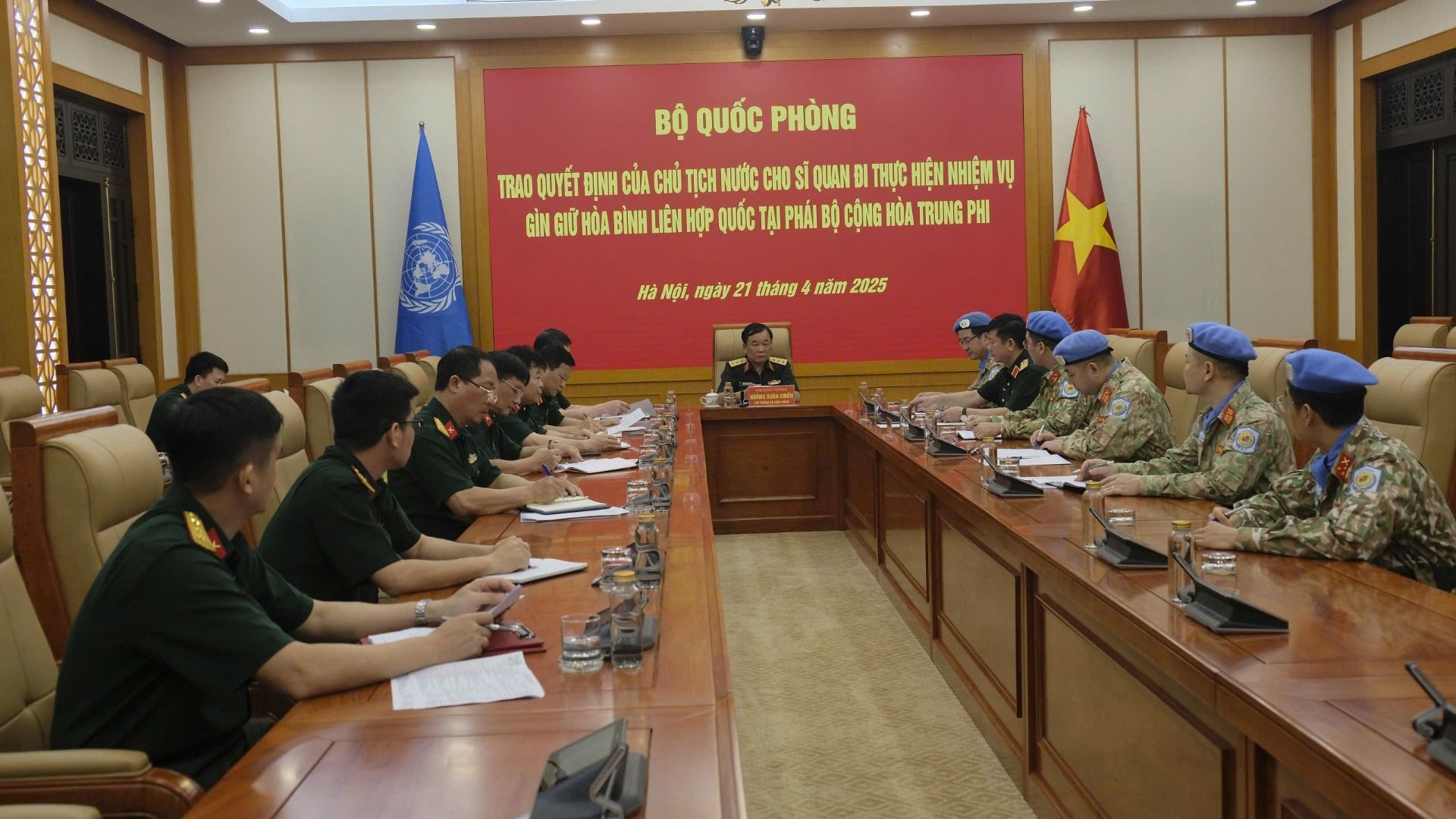 Quang cảnh buổi trao quyết định.