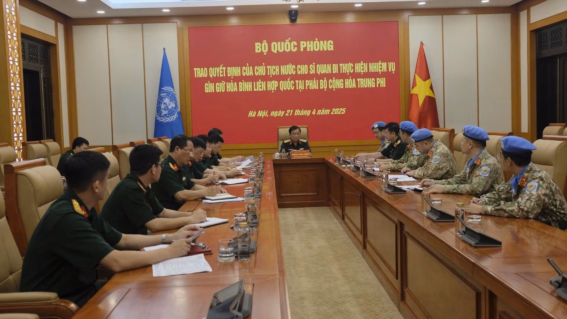 Quang cảnh buổi trao quyết định.