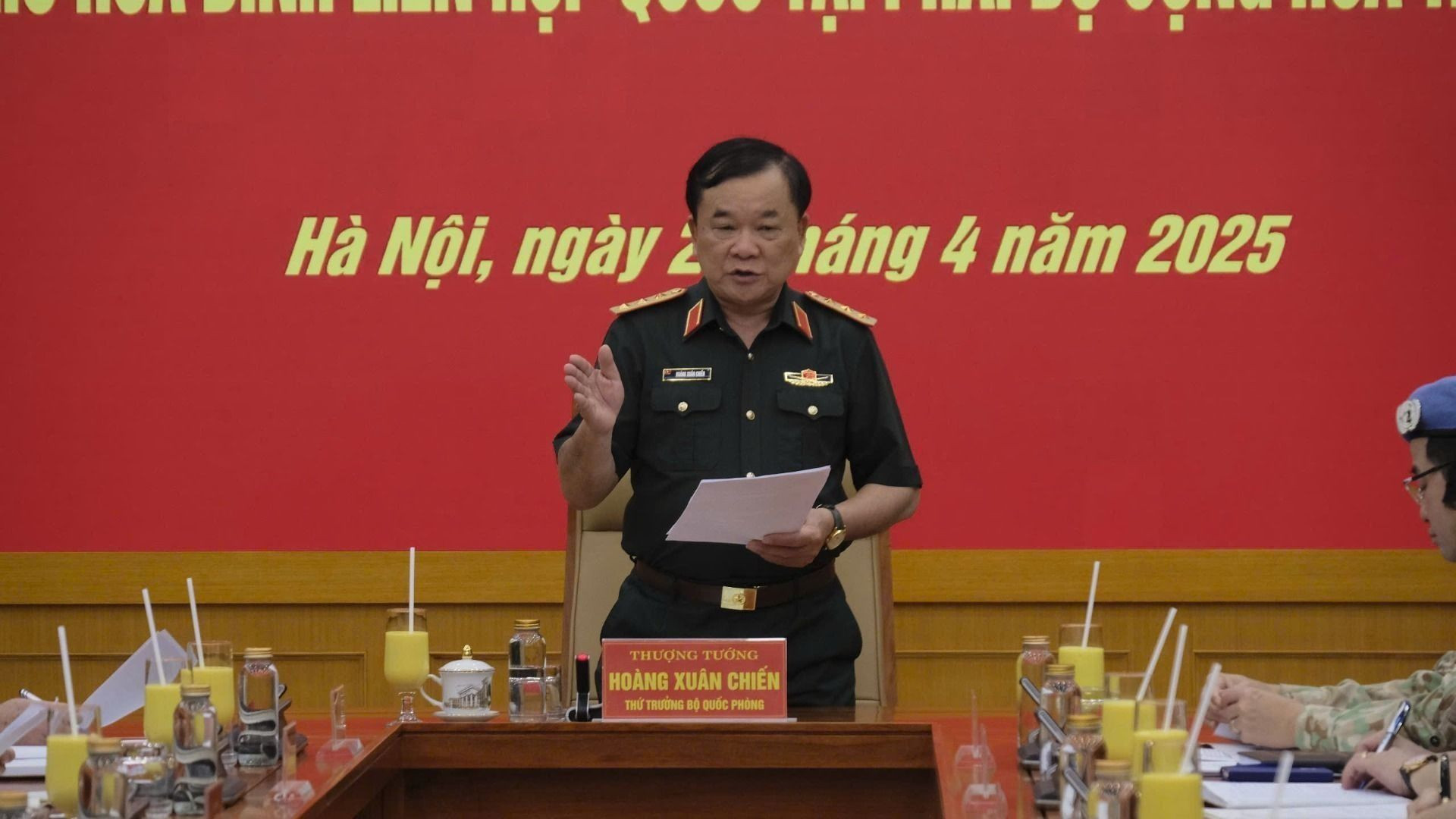 Thượng tướng Hoàng Xuân Chiến, Ủy viên Trung ương Đảng, Ủy viên Thường vụ Quân ủy Trung ương, Thứ trưởng Quốc phòng, Tổ trưởng Tổ Công tác liên ngành, Trưởng Ban Chỉ đạo Bộ Quốc phòng về tham gia hoạt động gìn giữ hòa bình Liên hợp quốc, phát biểu ý kiến.