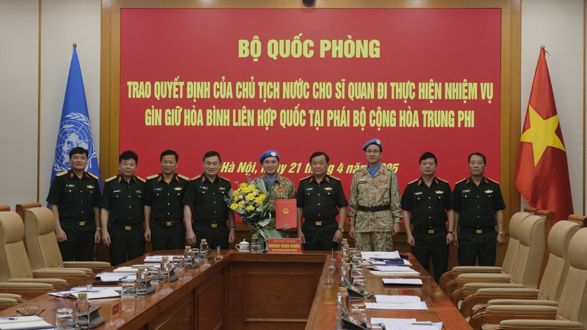 Các đại biểu chụp ảnh tại buổi trao quyết định.