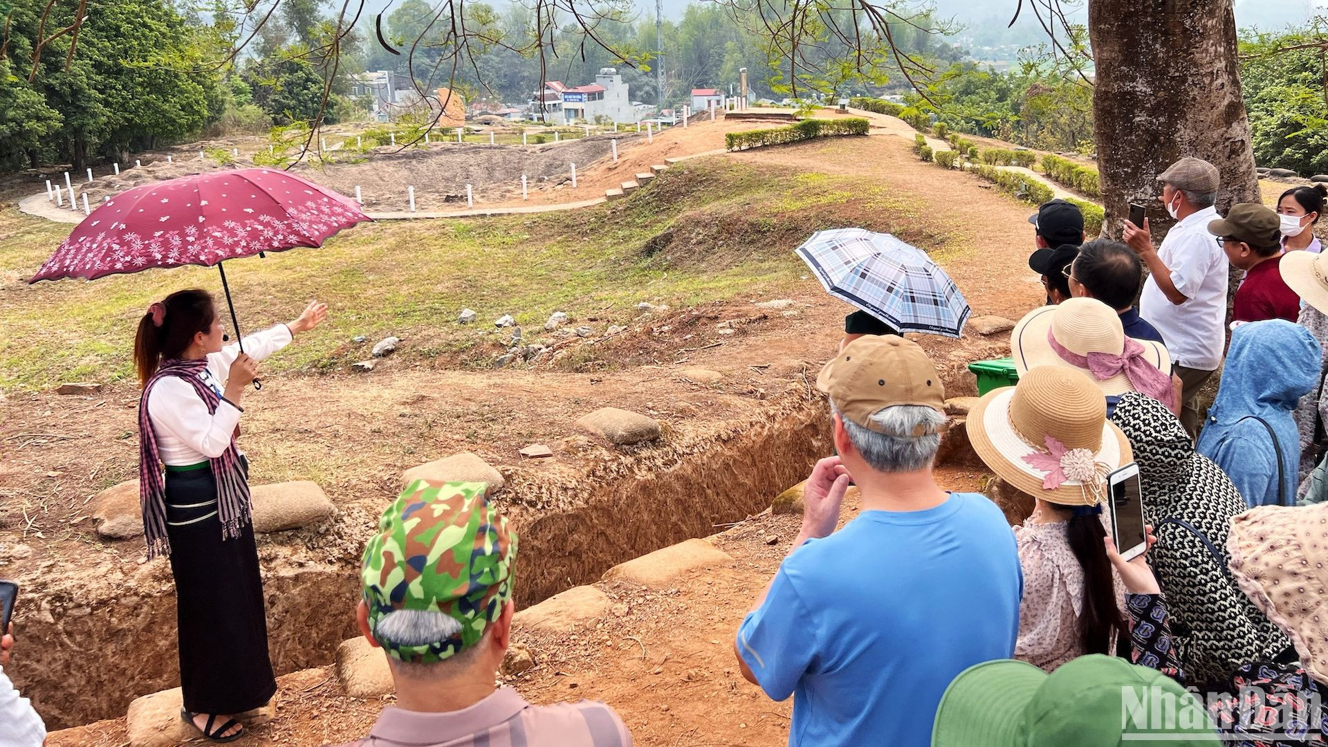 Hướng dẫn viên thuyết minh về hố bộc phá trên Đồi A1.