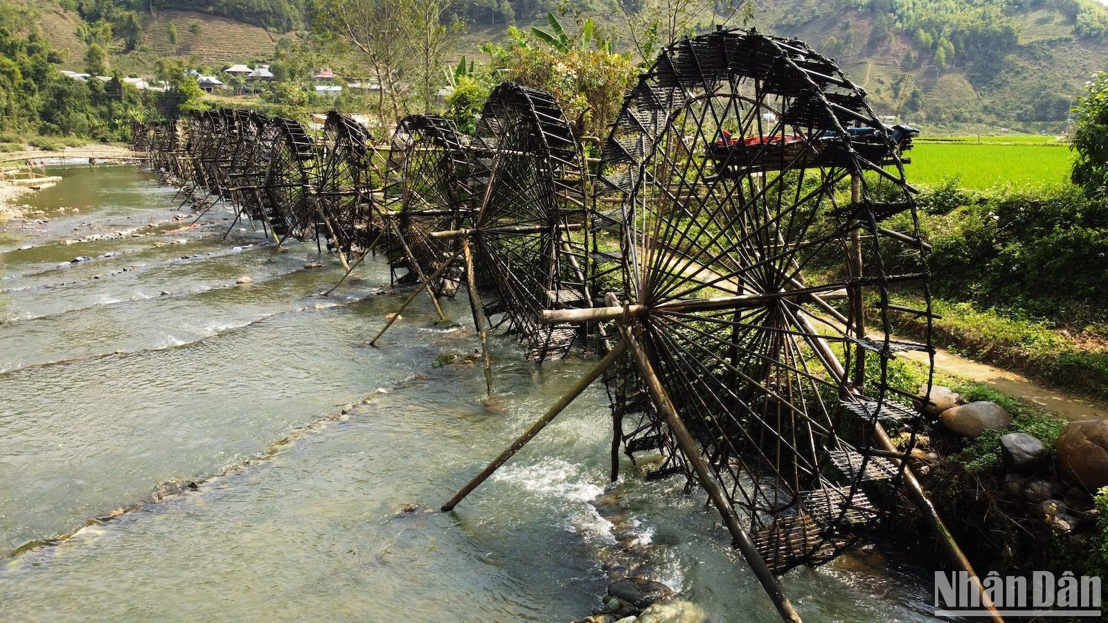 Cọn nước được làm từ những vật liệu tự nhiên sẵn có như gỗ, nứa, mây, vầu...