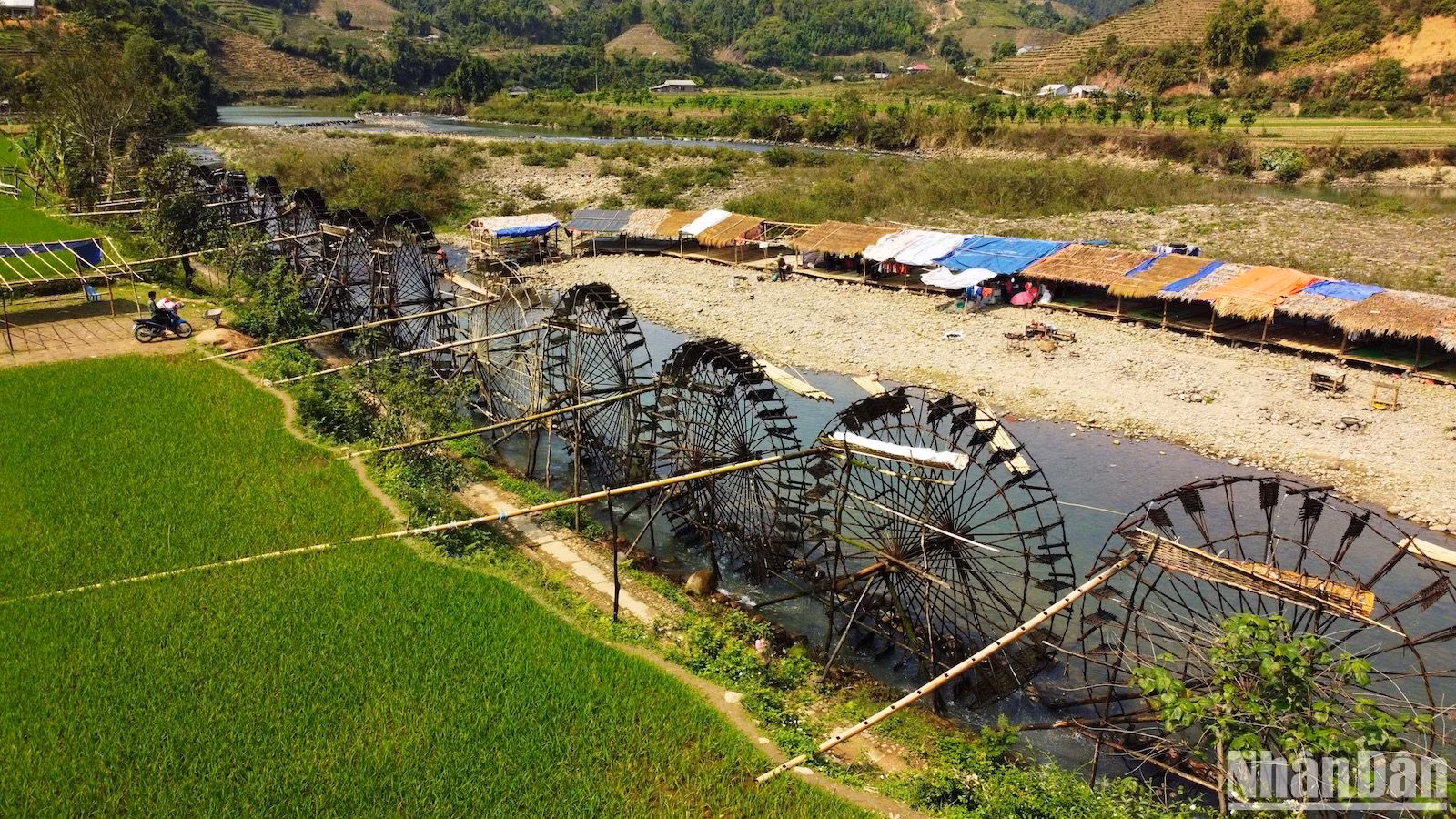 Người dân bắc thêm cầu tre, tạo tiểu cảnh, làm bè, làm lán phục vụ du khách nghỉ ngơi và trải nghiệm.