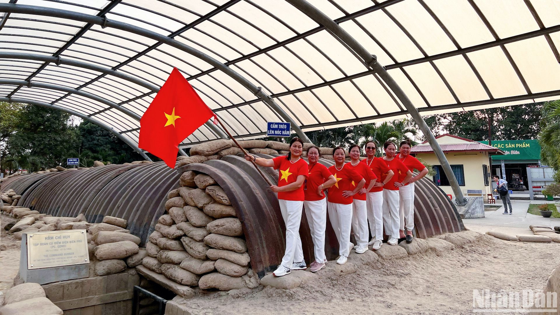 Du khách check-in tại Hầm Đờ Cát.