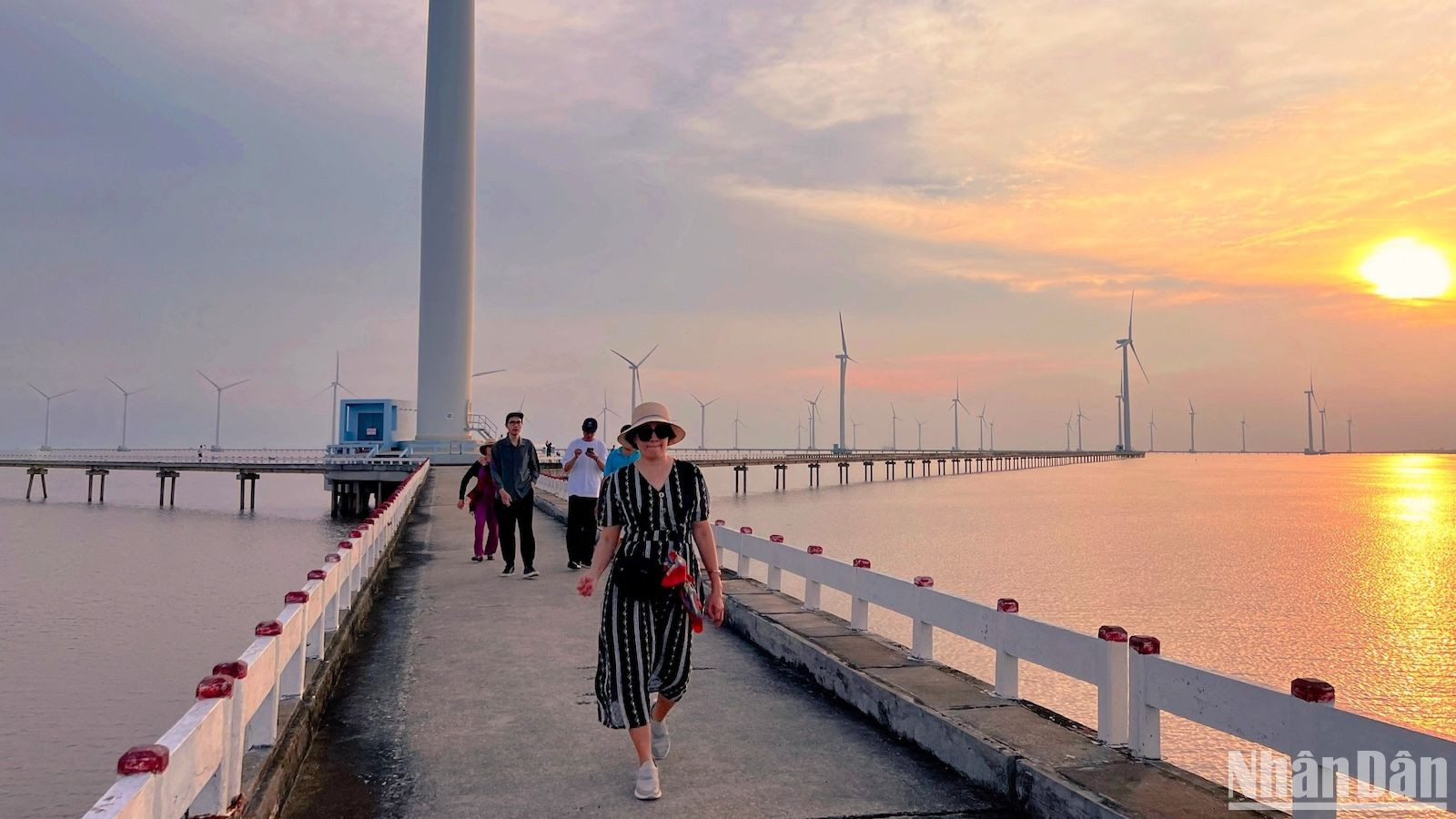 Trước hoặc sau khi đến cánh đồng điện gió Bạc Liêu, du khách có thể kết hợp tham quan một số điểm đến văn hoá-di sản nổi tiếng gần đó như chùa Xiêm Cán, ghé vườn nhãn cổ nghe đờn ca tài tử, rồi trở về thành phố để khám phá ẩm thực đêm.