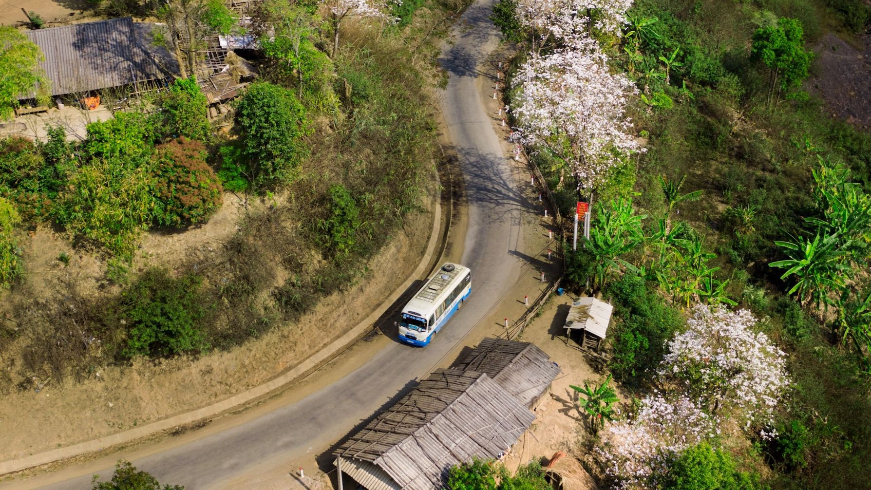 Du khách di chuyển bằng đường bộ sẽ đi qua đèo Pha Đin, một di tích lịch sử quan trọng và cũng là một cung đường ngoạn mục giữa thiên nhiên. (Ảnh: Sở Văn hóa, Thể thao và Du lịch Điện Biên)