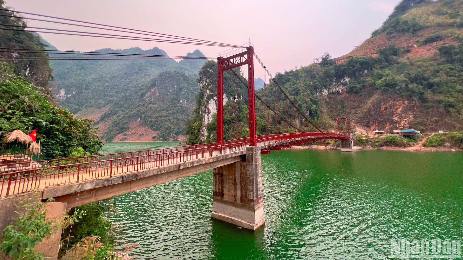 Cầu treo Pa Phông bắc qua sông Đà xanh ngát, một điểm đến biểu tượng của huyện Tủa Chùa.