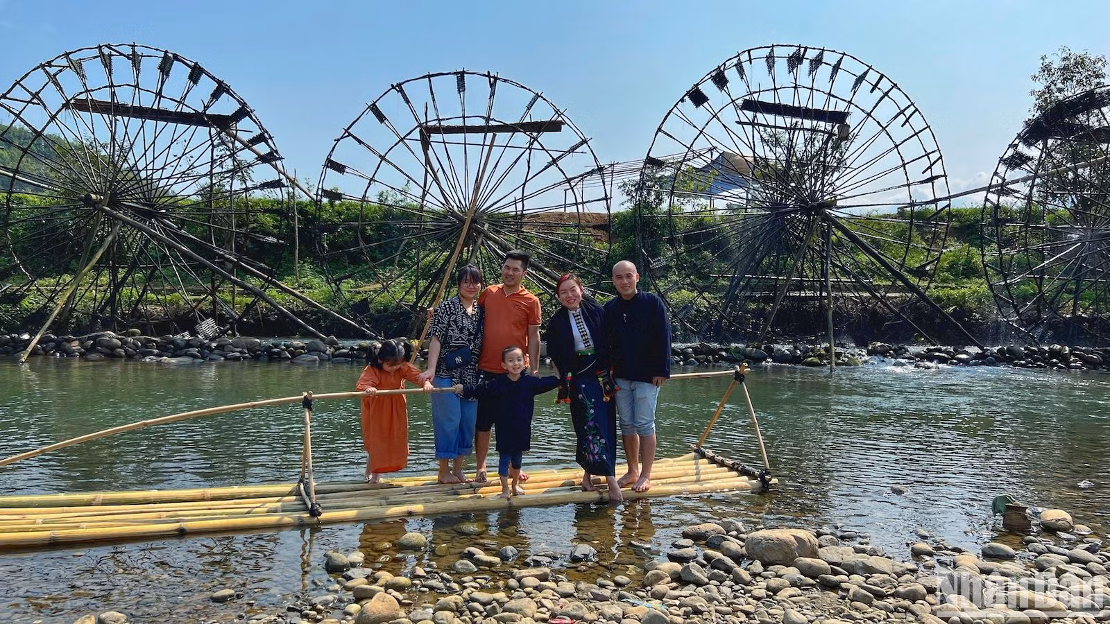 Gia đình chị Trần Thị Thùy Linh (thành phố Lai Châu) thường đến bản Nà Khương để vui chơi, thư giãn dịp cuối tuần.