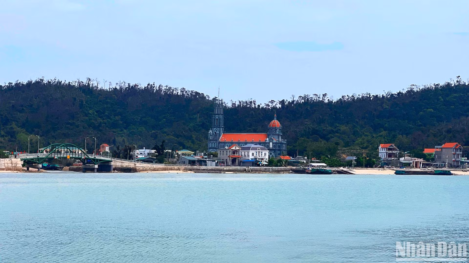 Cầu Vạn La và Nhà thờ Giáo họ Thanh Lân là những công trình kiến trúc đặc sắc, thu hút khách tham quan, check-in và cảm nhận một phần đời sống văn hóa xứ đảo.