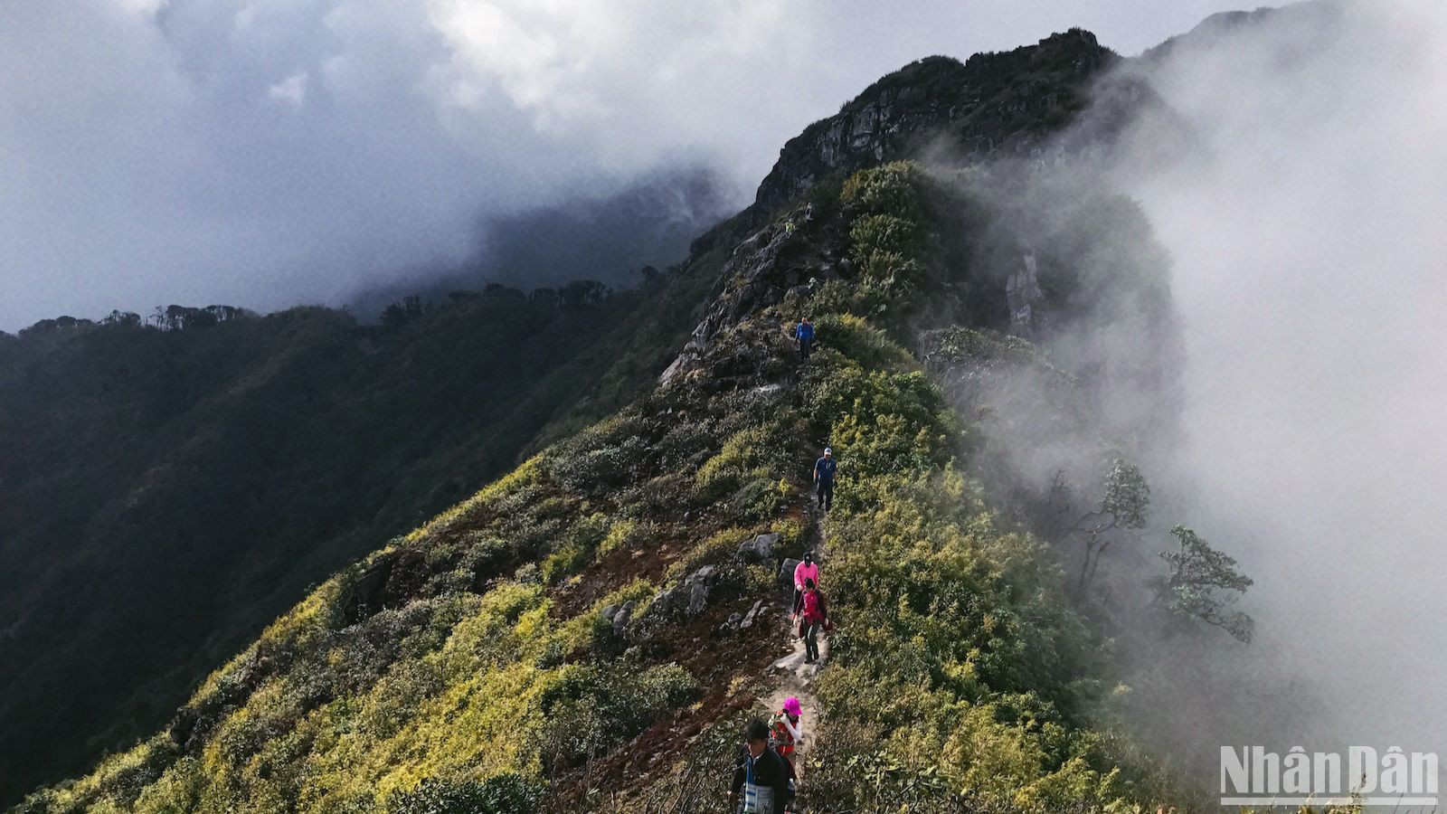 Con đường nhỏ men theo vách núi, thường được miêu tả là "sống lưng khủng long", nổi tiếng cheo leo và hiểm trở, thách thức lòng dũng cảm của người leo núi Ky Quan San.