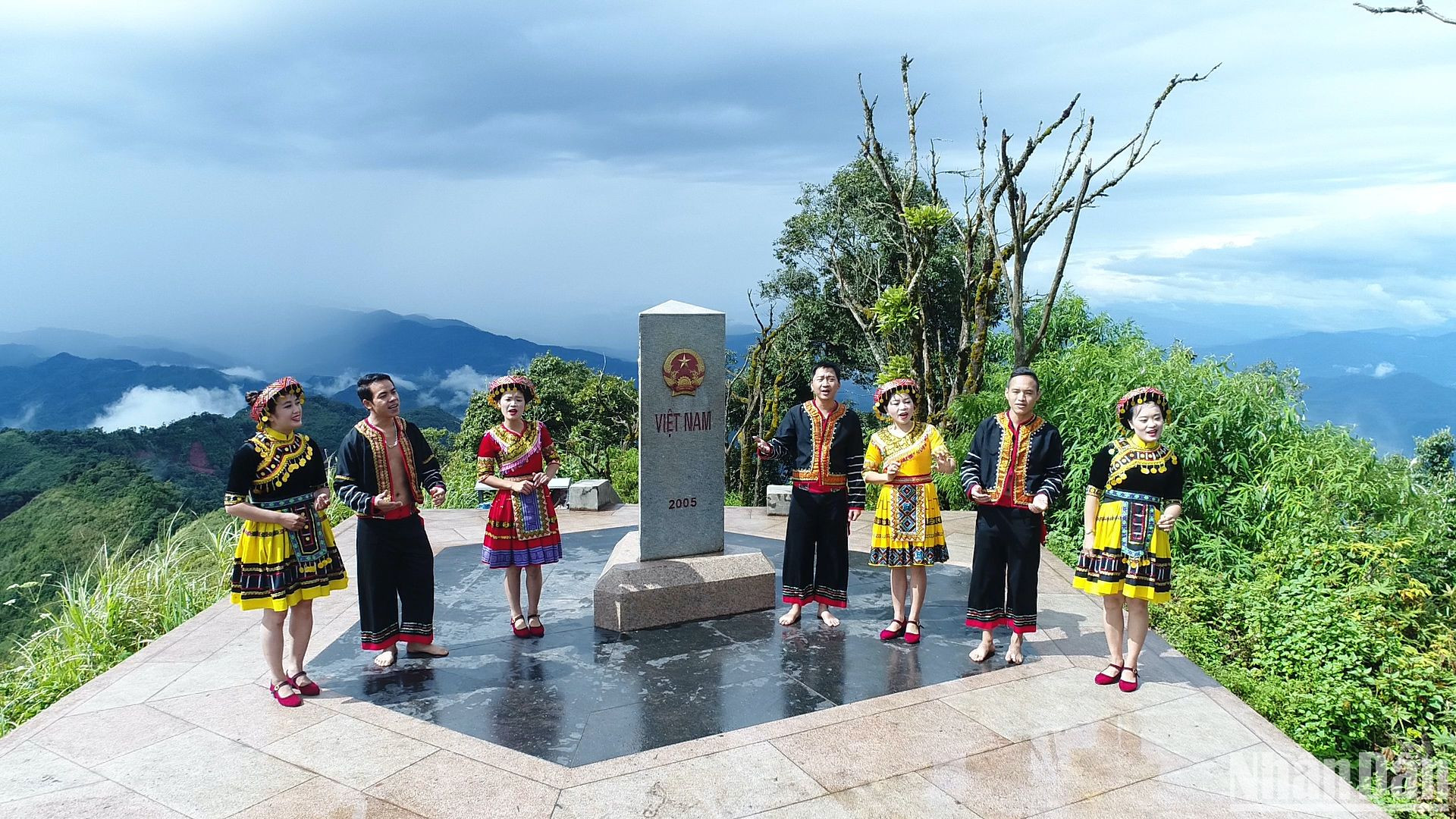 Cột mốc biên giới nơi "một con gà gáy, ba nước cùng nghe".