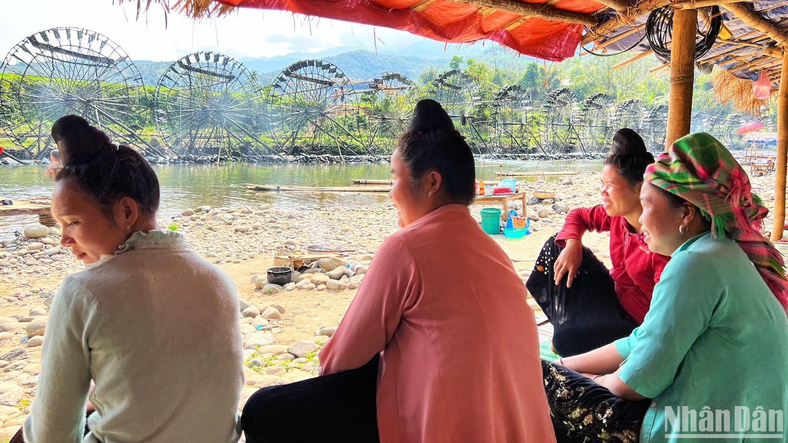 Các chị em chủ lán đều là người Thái bản Nà Khương, bán hàng với mức giá rất mềm cùng thái độ nhiệt tình, chân chất.