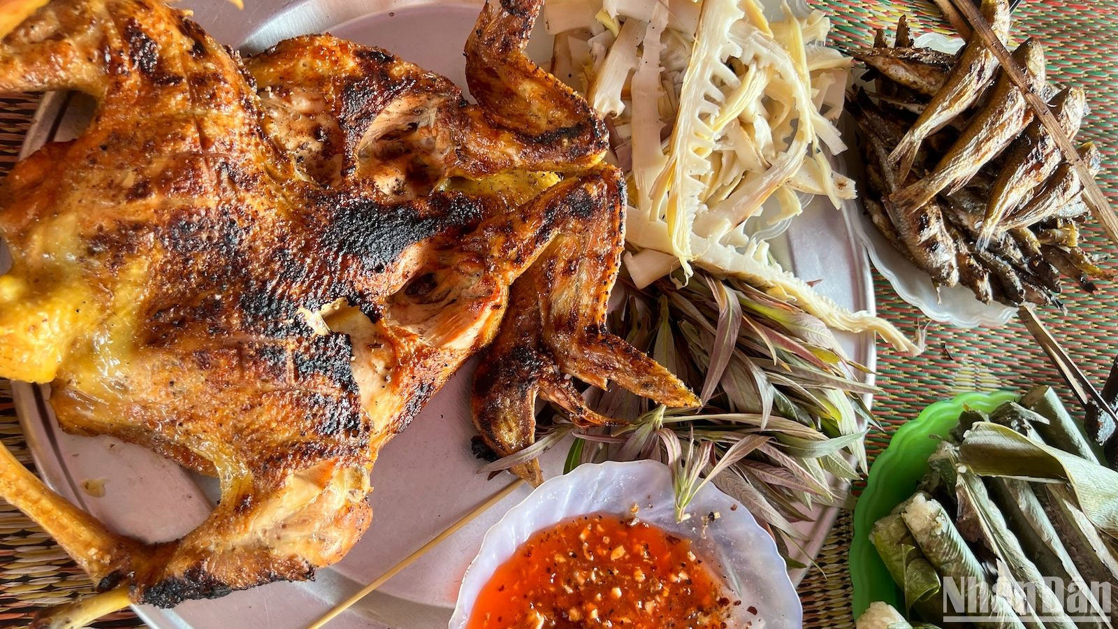 Đặc sản ẩm thực dân tộc Thái: gà đồi nướng, măng đắng, cá suối, cơm lam...