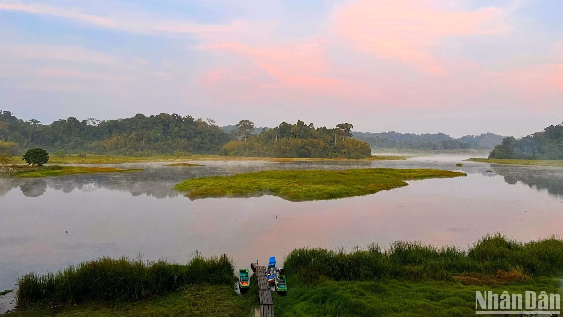 Khoảng 5 giờ sáng, bình minh ló rạng, nhuộm hồng một vùng trời và nước mênh mông. Chính tại chòi ngắm cảnh này, đêm qua du khách được các anh kiểm lâm viên phục vụ bữa tối, hướng dẫn soi đèn ngắm hàng trăm mắt cá sấu rực sáng trong đêm, kể những câu chuyện thú vị về đời sống ở rừng.